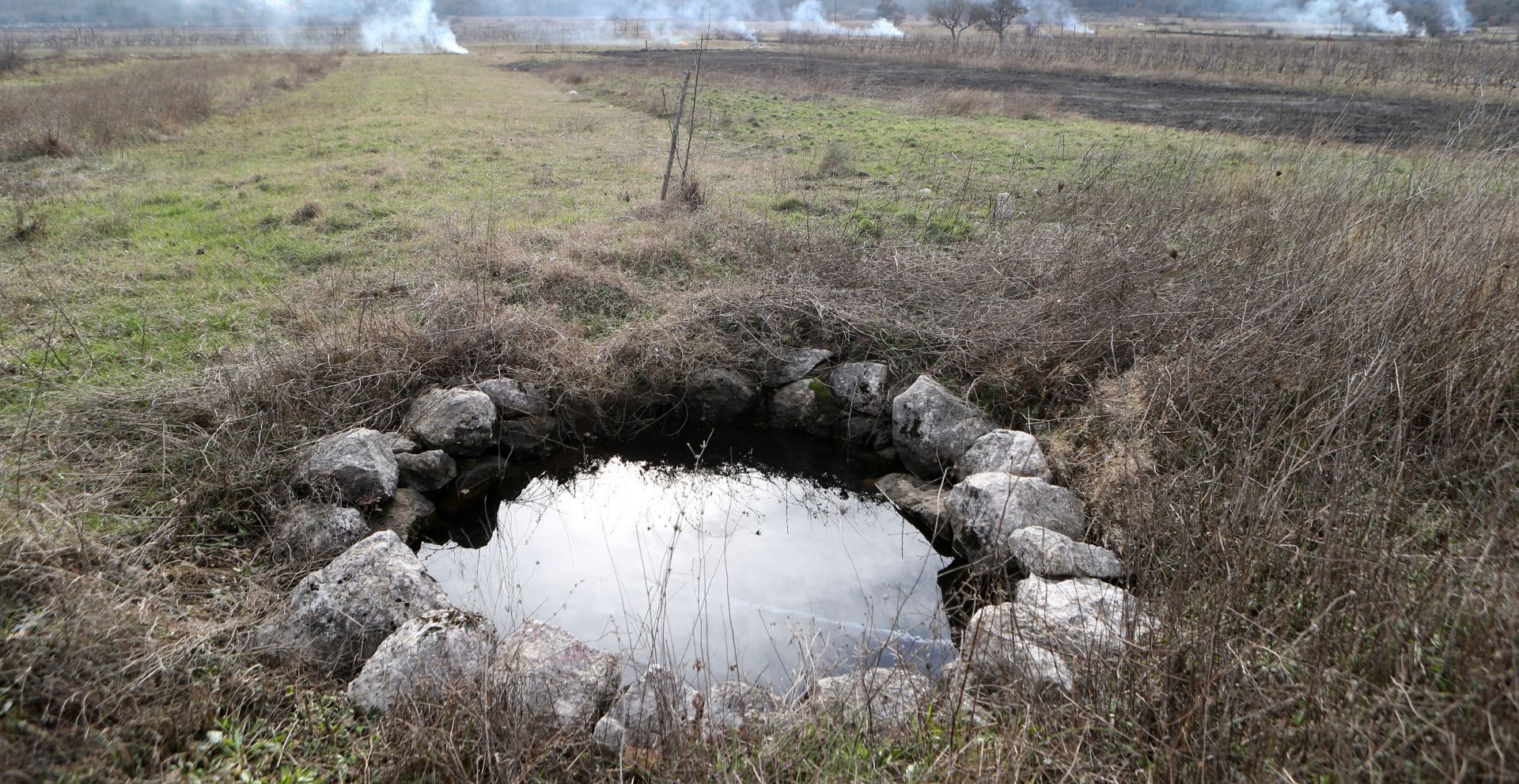 02.01.2015., Zadvarje, Krzelji - Zimsko spaljivanje korova za novu ispasu u polju Vrbanj izmedju Zadvarja i Sestanovca. 
Photo: Ivo Cagalj/PIXSELL