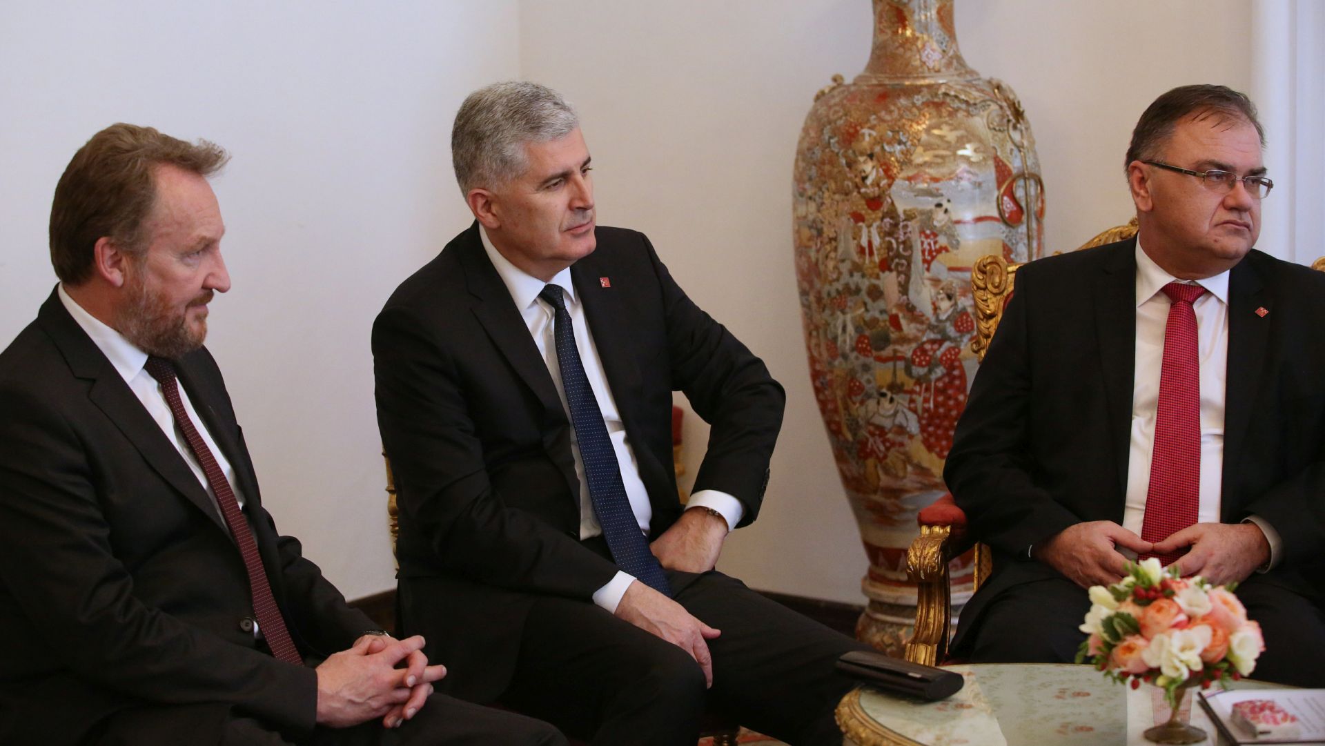 Zagreb, 15.02.2015 - Hrvatska predsjednica Kolinda Grabar Kitaroviæ i Predsjednitvo BIH tijekom bilateralnog sastanka u palaèi Dverce, nakon ceremonije inauguracije koja je odrana na Trgu sv. Marka u Zagrebu.
foto POOL/ HINA/ Lana SLIVAR DOMINIÆ /ds