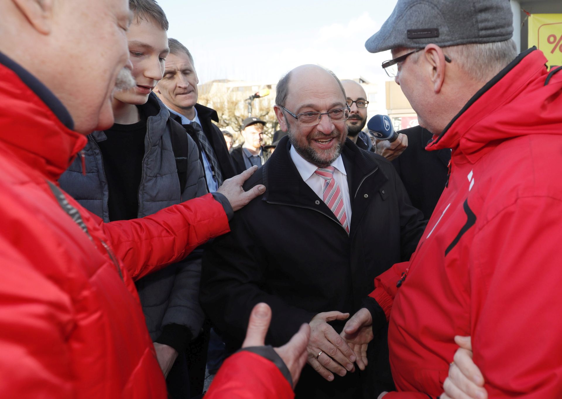 epa05768911 The newly appointed leader of the Social Democratic Party (SPD) and candidate for chancellor, Martin Schulz (C), shakes hands with citizens in the center of Saarlouis, Germany, 03 February 2017. SPD is campaigning for elections in German federal state Saarland and mayor elections in Saarlouis.  EPA/RONALD WITTEK