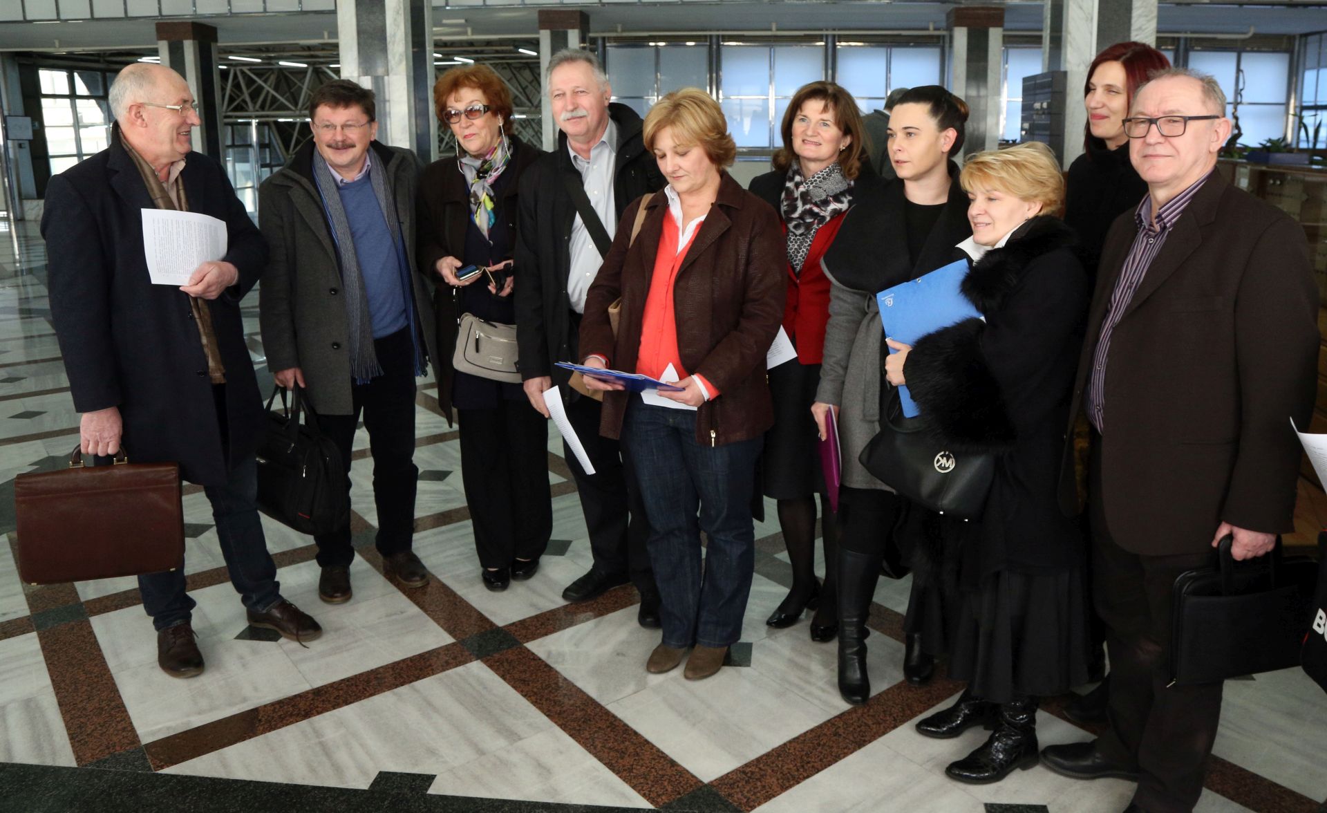 Zagreb, 14.02.2017 - Početak pregovora o sklapanju temeljnog kolektivnog ugovora za službenike i namještenike u javnim službama. Na slici predstavnici sindikata prije sastanka u Ministarstvo rada i mirovinskoga sustava.
foto HINA/ Dario GRZELJ/ dag