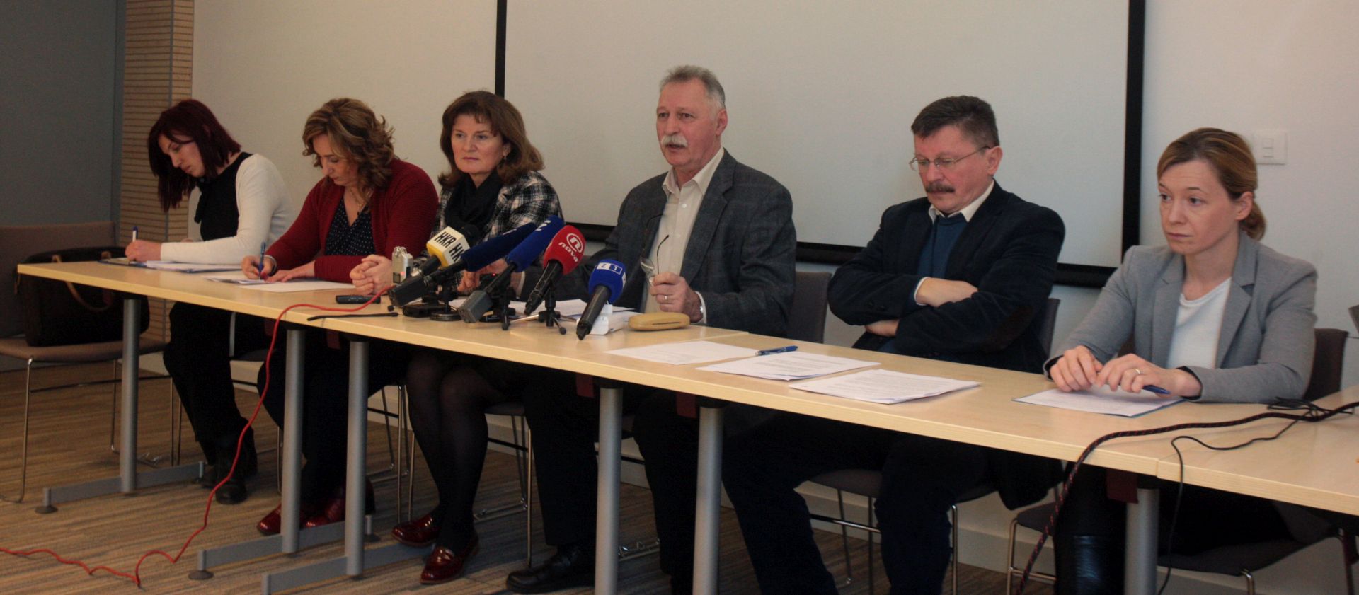 Zagreb, 20.02.2017 - Konferencija za medije èelnika sindikata javnih slubi na temu pregovora o temeljnom kolektivnom ugovoru za slubenike i namjetenike u javnim slubama, te pozicije sindikata u pregovorima. Na fotografiji (L-D) Ana Tukan, Sanja prem, Anica Pranjak, Branimir Mihalinec, Vilil Ribiæ i Ana Petoiæ. foto HINA /Zvonimir KUHTIÆ/ zk