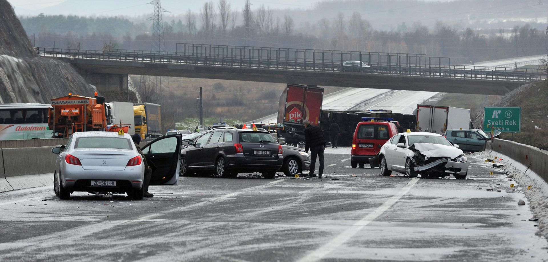 Zagreb, 30.12.2014 - Podignuta je optunica protiv HAC-ove podrunice za odravanje i èetvorice zaposlenika koji su, po tvrdnjama tuiteljstva, propustili posuti kolnik na viaduktu Krpani to je rezultiralo lanèanim sudarom u kojem su lani krajem studenog poginule èetiri osobe, dok ih je esnaest ozlijeðeno. Arhivska fotografija od 30.11.2013
foto HINA/ i