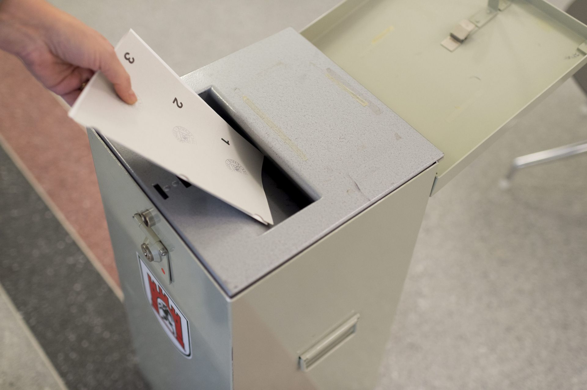 epa04509221 A voter casts her ballot at a voting center in Chur, Switzerland, 30 November 2014. Swiss voters are set to decide whether immigration should be drastically reduced, alongside votes in separate referenda on the status of gold reserves and tax benefits for foreigners. A conservative ecological group has proposed limiting net immigration to less than 17,000 per year, from the current level of 100,000. This is the second referendum on this topic since February, when voters narrowly approved introducing limits and quotas for all foreigners, including EU citizens.  EPA/GIAN EHRENZELLER