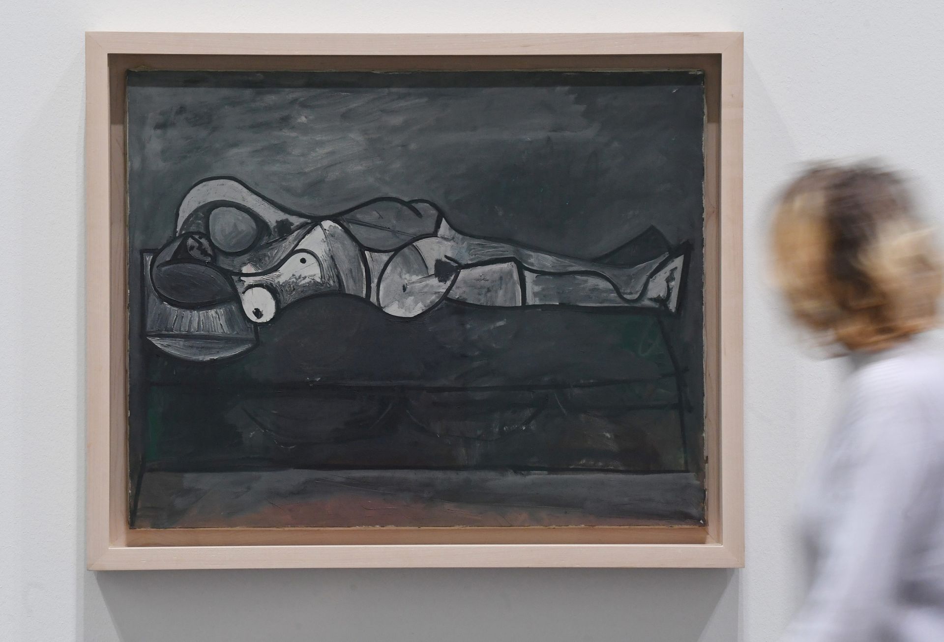 epa05592502 A visitor looks at an artwork entitled 'Nu au divan' by Pablo Picasso at the Center for Art and Media (ZKM) in Karlsruhe, southwest Germany, 19 October 2016. The artwork is on show at the exhibition 'Art in Europe 1945-1968'.  EPA/ULI DECK