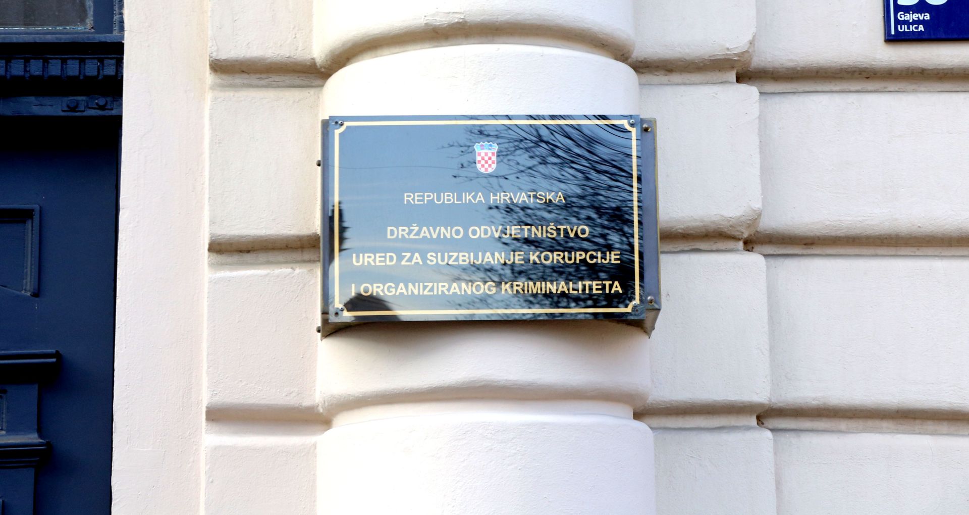 Zagreb, 19.11.2015. - Privoðenje osumnjièenika u sjedite USKOK-a u sklopu akcije u kojoj je uhiæen izvrni predsjednik GNK Dinama Zdravko Mamiæ, njegov sin Marijo,  izvrni predsjednik Hrvatskog nogometnog saveza (HNS) Damir Vrbanoviæ, te dvojica poduzetnika, Igor Krota i Sandro Stipanèiæ. Na fotografiji ploèa na zgradi sjedita USKOK-a.
foto HINA / Dario GRZELJ / mm