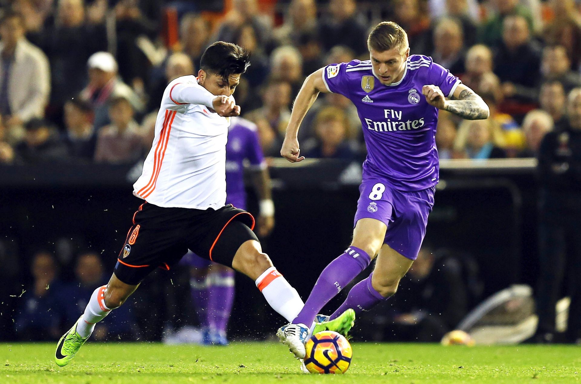 epa05809013 Valencia's Enzo Perez (L) in action against Real Madrid's Toni Kroos (R) during the Spanish Primera Division soccer match between Valencia CF and Real Madrid at Mestalla Stadium in Valencia, eastern Spain, 22 February 2017.  EPA/KAI FOERSTERLING