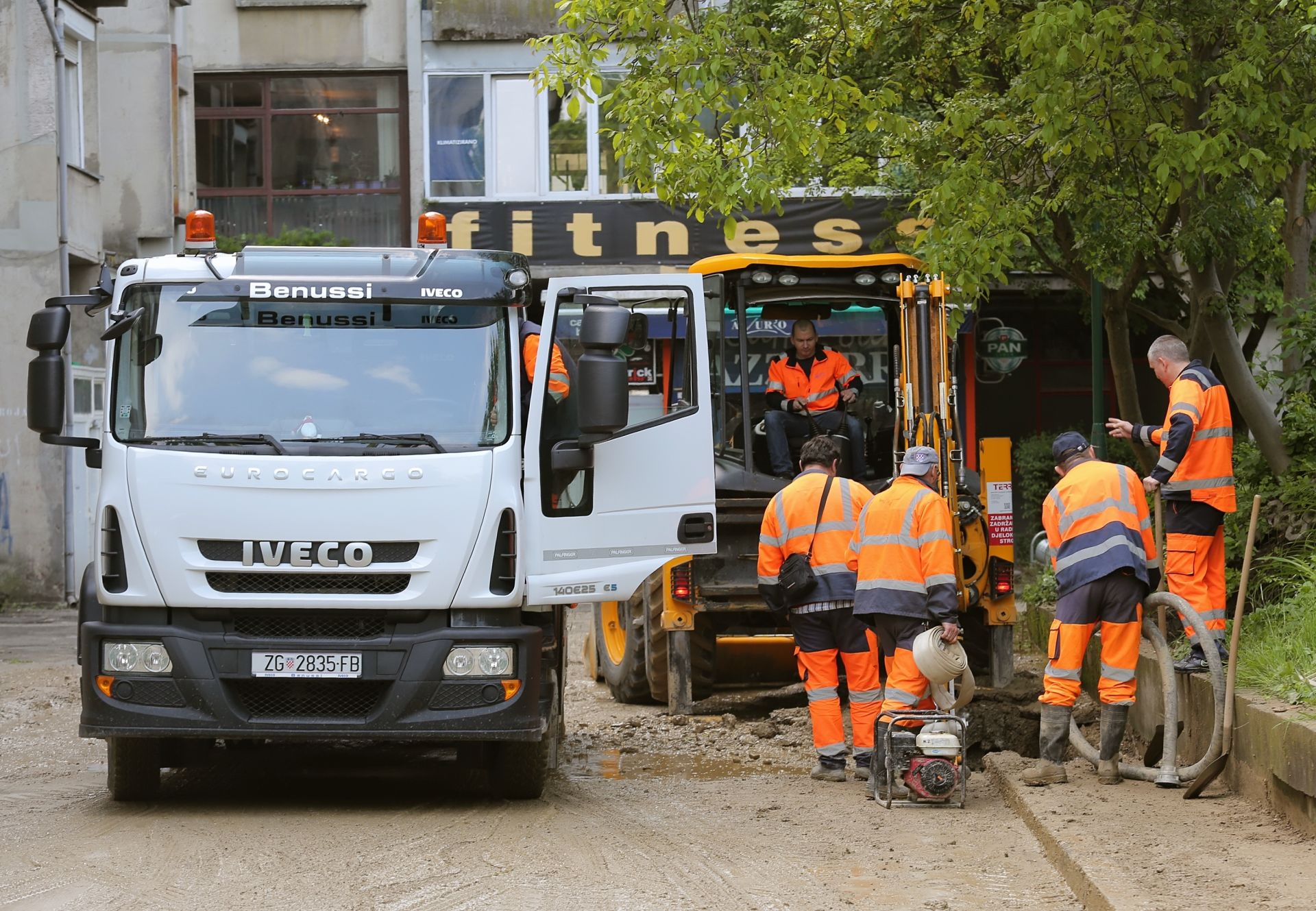 05.05.2016., Zagreb - U ulici Bozidara Magovca kod proja 167 pukla je vodovodna cijev ispod podruma i poplavila ulicu vodom koja je izbacila i veliku kolicinu blata. 
Photo: Tomislav Miletic/PIXSELL
