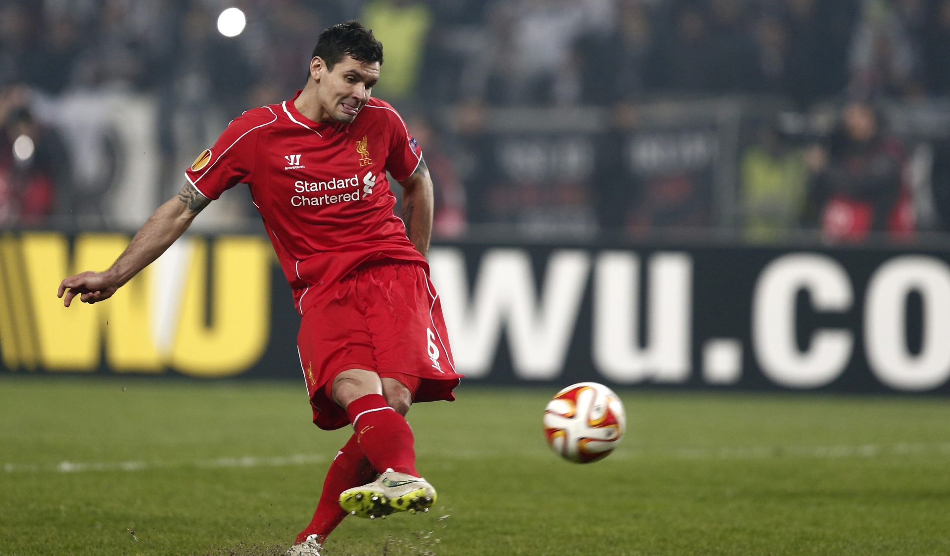 epa04639314 Liverpool's Dejan Lovren misses a penalty against Besiktas during the UEFA Europa League round of 32 soccer match between Besiktas Istanbul and Liverpool FC at the Ataturk Olimpiyat Stadium in Istanbul, Turkey, 26 February 2015.  EPA/SEDAT SUNA