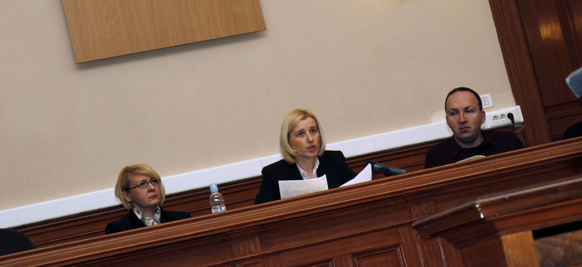 ibenik, 1.3.2012 - Dragan Paravinja, 43-godinji vozaè kamiona, osumnjièen za teko ubojstvo i pokuaj silovanja maloljetne Antonije Biliæ iz Krièki pored Drnia te za pokuaj silovanja jo jedne djevojke, na dananjem prvom pripremnom roèitu pred upanijskim sudom u ibeniku zatraio je promjenu odvjetnika koji mu je dodijeljen po slubenoj dunosti, to je sud prihvatio i odgodio roèite dok ne naðe novog. Na slici suci upanijskog suda u ibeniku.
foto FaH/ ua