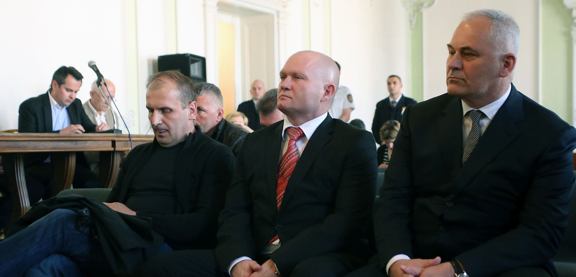 Osijek, 31.03.2014 - Osjeèki upanijski sud danas je nepravomoæno proglasio krivim svih est okrivljenika, optuenih za korupciju u tzv, "aferi Sibinj", kojom je opæina Sibinj oteæena za 58,2 milijuna kuna, a dravni proraèun za tri milijuna kuna. Na slici bivi èlan sibinjskog opæinskog Poglavarstva Ivan Mikoviæ (L), umirovljeni general Mladen Kruljac (C) i Ivan Rimac (D) tijekom èitanja presude.
foto FaH/ ds