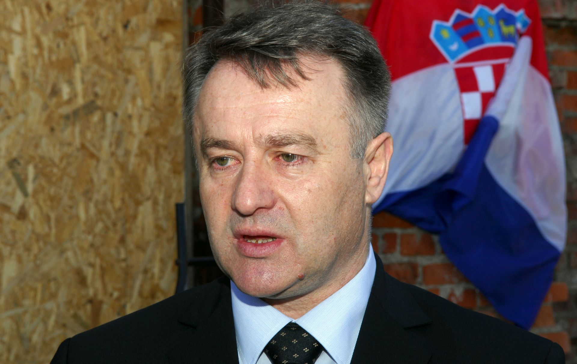 Karlovac, 11.4.2015. - U karlovaèkom predgraðu Turanj u krugu Vojnog muzeja otrkivena je spomen ploèa na mjestu razmjene logoraa na prvoj crti obrane Karlovca. Na fotografiji sisaèko-moslavaèki upan Ivo iniæ.
foto HINA / Mladen VOLARIÆ / mm