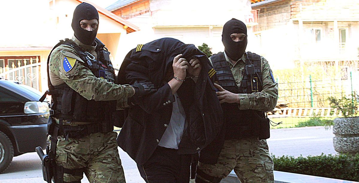 Sarajevo, 16.4.2015 - Jedanaest osoba, meðu kojima su dvojica graniènih policajaca i sedam carinskih slubenika, uhiæeno je u èetvrtak u Bosni i Hercegovini pod sumnjom u krijumèarenje i korupciju, potvrdila je Granièna policija BiH èiji su pripadnici i proveli uhiæenja. 
foto HINA/ Granièna policija BiH/ ua