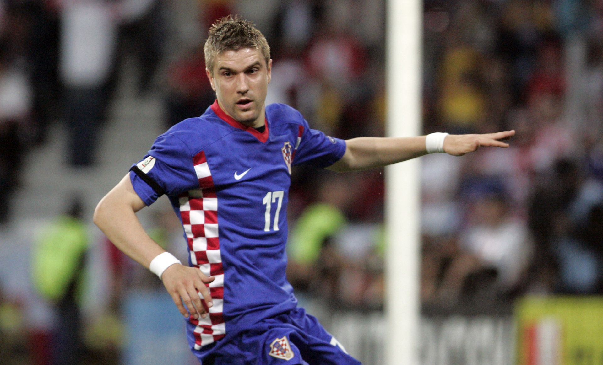 Zagreb, 4.9.2012.- Arhivska fotografija Ivana Klasniæa tijekom utakmice 3. kola B skupine Europskog prvenstva u Klagenfurtu 16.06.2008 . godine. Povremeni hrvatski reprezentativac Ivan Klasniæ potpisao je u utorak jednogodinji ugovor s njemaèkim prvoligaem Mainzom, stoji na web-stranici Mainza.
foto FaH/ Denis CERIÆ/ ua