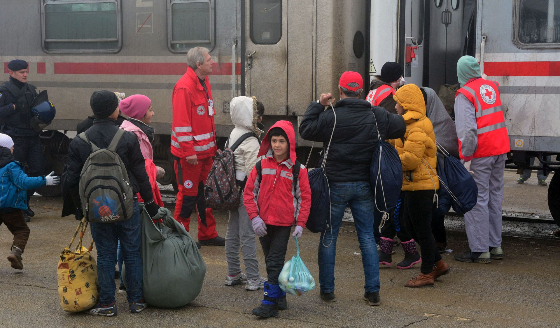 Slavonski Brod, 3.11.2015 -  U zimski tranzitni centar u Slavonskom Brodu u utorak oko 7,30 sati stigao je prvi vlak s tisuæu migranata i izbjeglica koji su veæ ranije uli u Hrvatsku,  rekao je novinarima ministar unutarnjih poslova Ranko Ostojiæ.
foto HINA/ ua