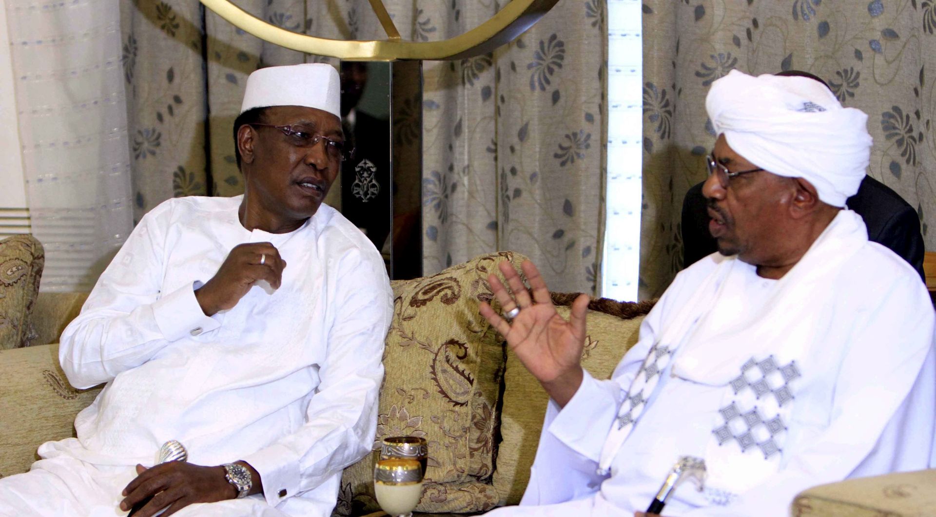epa05201220 Sudanese President Omar Bashir (R) meets with Chadian President Idriss Deby (L) upon arrival at airport, Khartoum, Sudan, 08 March 2016. Deby arrived in Khartoum for a one-day visit. Deby announced recently he will seek a fifth term in elections scheduled for April.  EPA/MORWAN ALI