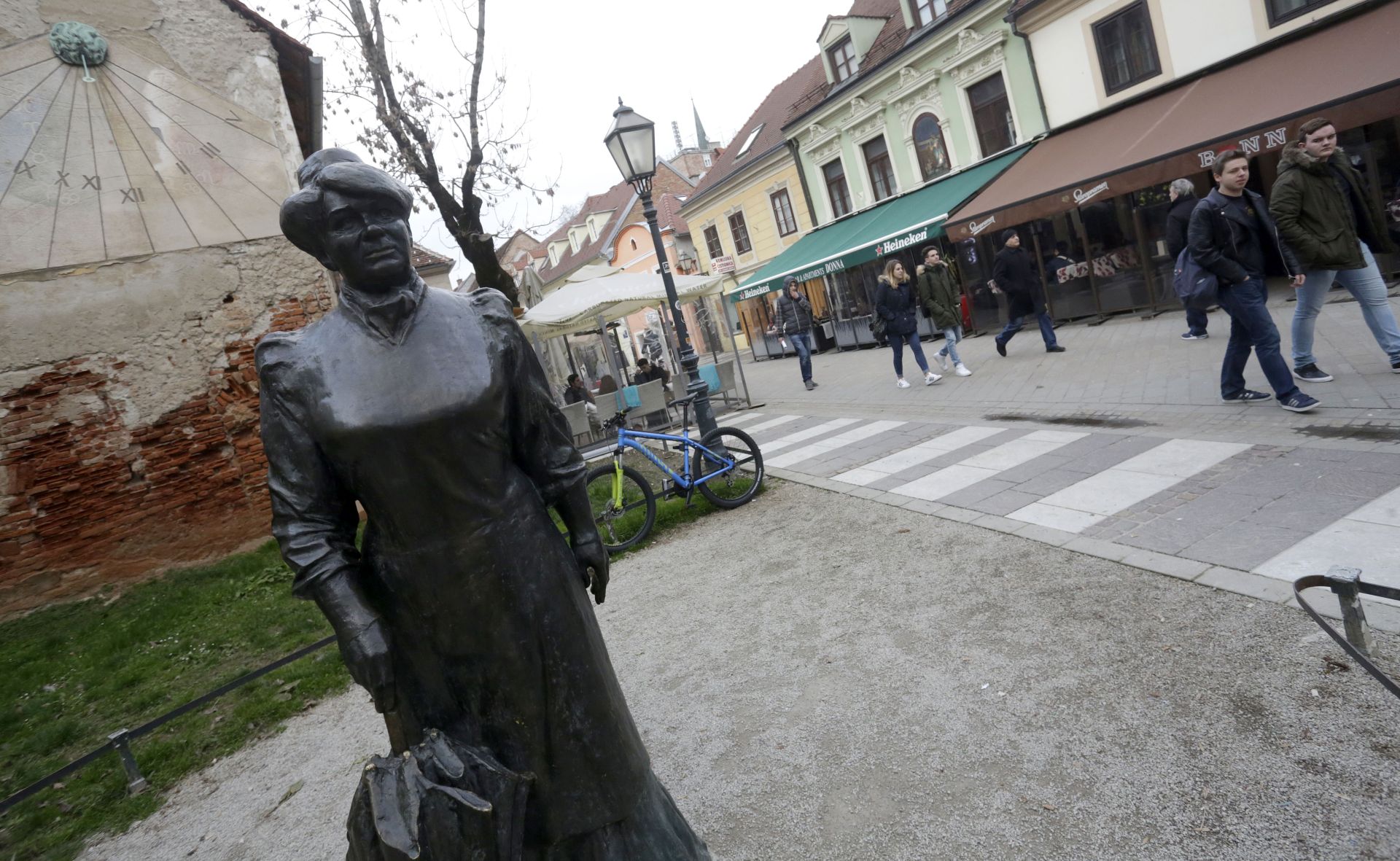Zagreb, 17.03.2016. - Zagrepèani i njihovi gosti u etnji Tkalèiæevom ulicom, popularnom "Tkalèom". Na fotografiji spomenik Mariji Juriæ Zagorki. foto HINA /Denis CERIÆ/ zk