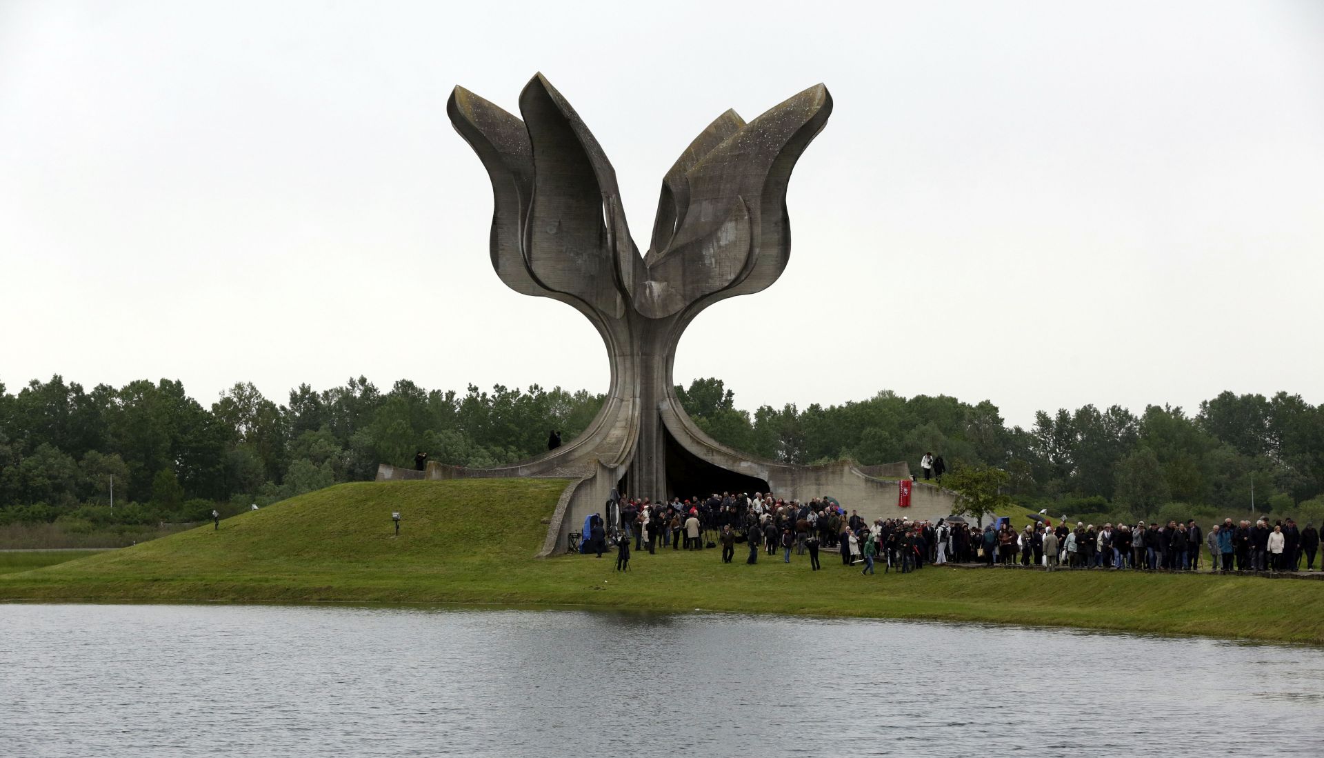 Jasenovac, 24.04.2016 - Komemoracija rtvama ustakoga logora Jasenovac koju organizira Savez antifaistièkih boraca i antifaista (SABA) Republike Hrvatske u suradnji s Antifaistièkom ligom Hrvatske, Srpskim narodnim vijeæem (SNV), Savezom Roma u RH Kali Sara, Vijeæem romske nacionalne manjine grada Zagreba, te udrugama civilnoga drutva.
foto HINA/ Denis CERIÆ /dc