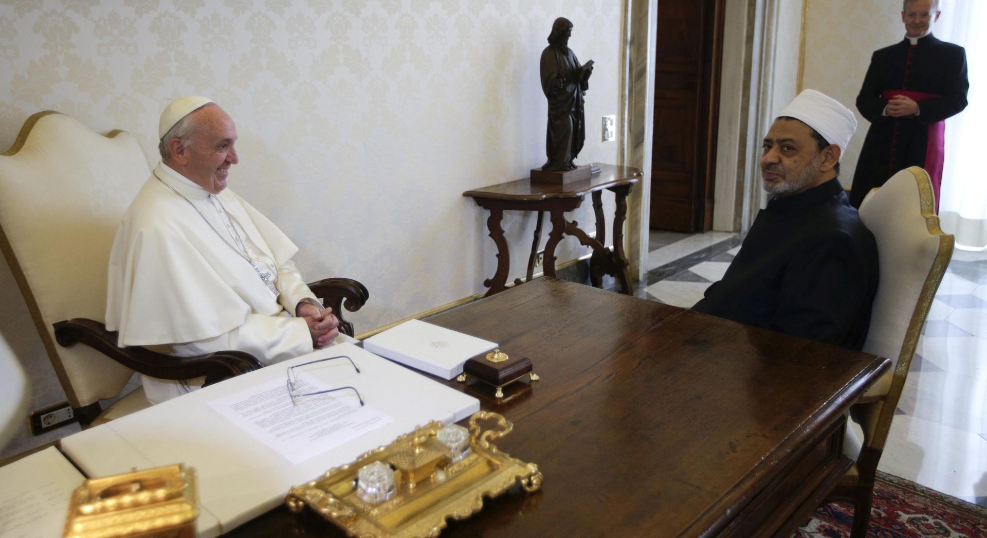epa05325004 Pope Francis (L) talks with Sheikh Ahmed Al-Tayyib (2-R, seated), Egyptian Imam of al-Azhar Mosque, exchange gifts at the Vatican, Vatican City, 23 May 2016. Catholic media called the visit of the Imam, who is said by some Muslims to be the highest authority in Sunni Islam, as a new step in the relations of Catholic Christians and Muslims.  EPA/MAX ROSSI / POOL