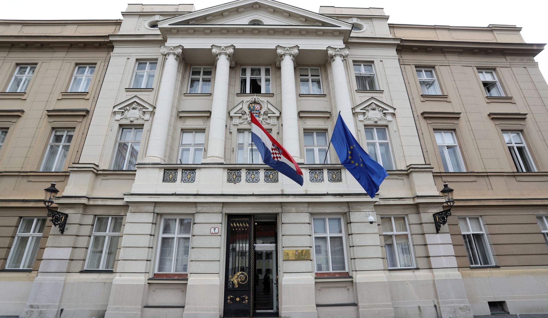 Zagreb, 15.07.2016 - Osmi saziv Hrvatskog sabora od petka je i formalno prestao postojati jer je na snagu stupila odluka o samorasputanju koju je Sabor donio u lipnju te su poèeli teæi ustavni rokovi za prijevremene parlamentarne izbore koji se moraju odrati najranije 30, najkasnije 60 dana od rasputanja Sabora. Na slici zgrada Hrvatskog sabora.
foto HINA/ Damir SENÈAR /ds