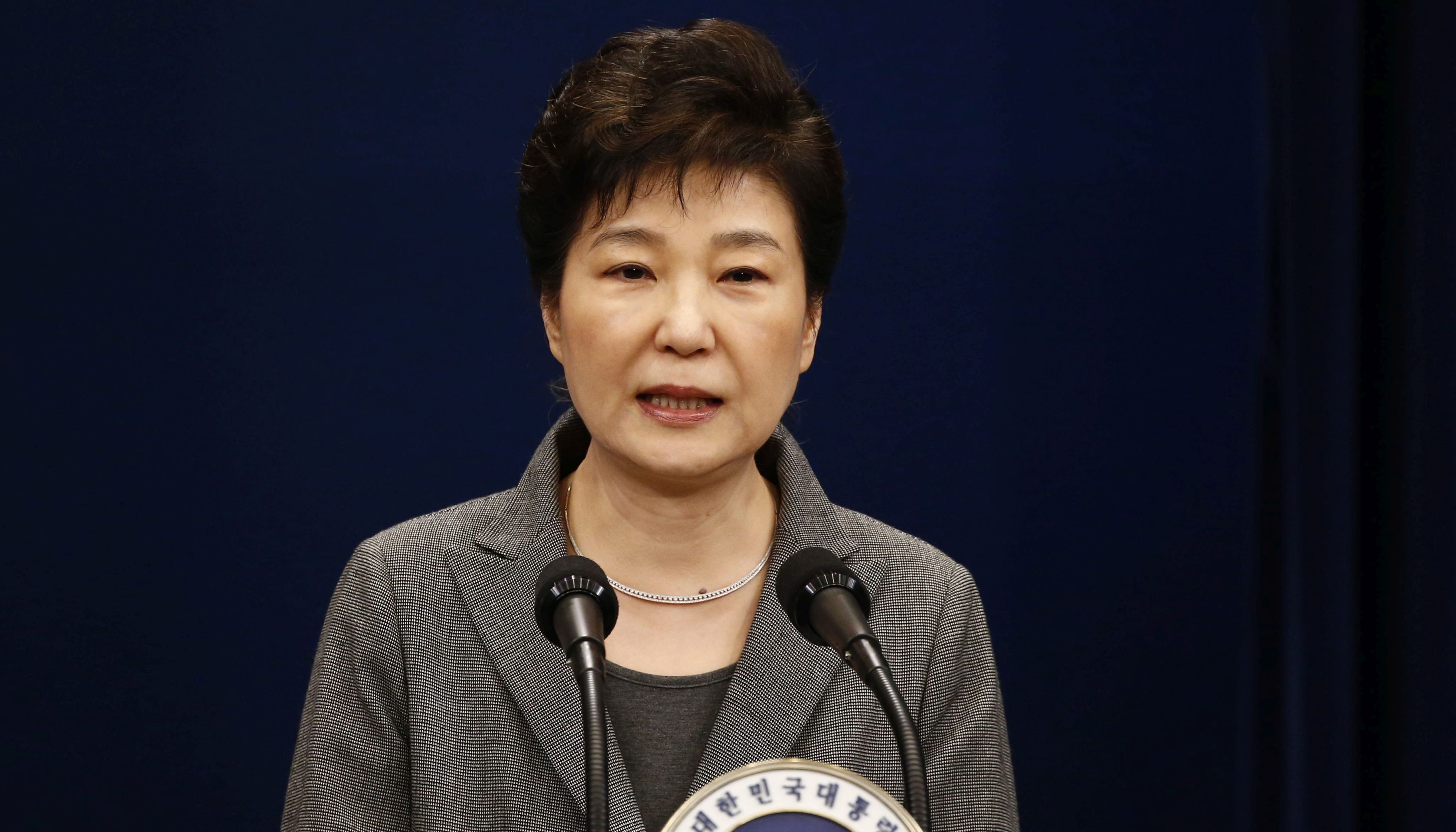 epa05651599 South Korean President Park Geun-Hye speaks during an address to the nation, at the presidential Blue House in Seoul, South Korea, 29 November 2016. Park's speech came amid increasing calls for her resignation over a corruption scandal engulfing her presidency.  EPA/JEON HEON-KYUN/POOL