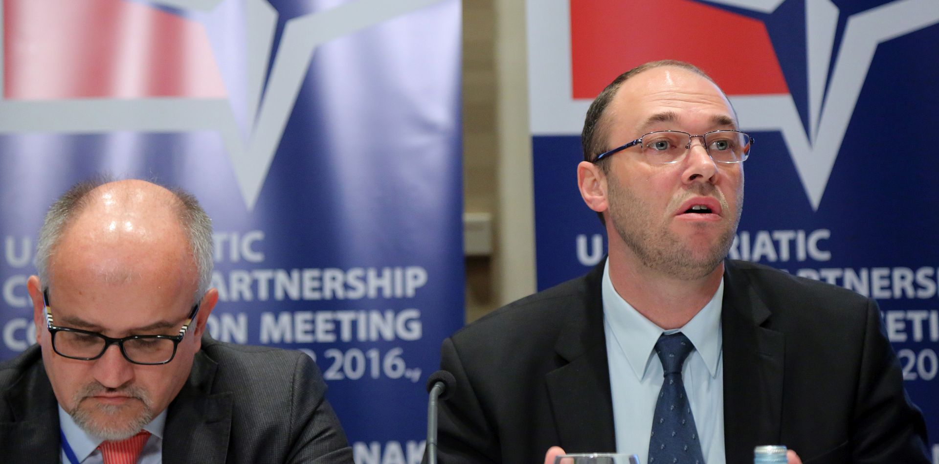 Zagreb, 16.12.2016 - Potpredsjednik Vlade i ministar vanjskih i europskih poslova Davor Ivo Stier domaćin je sastanku Partnerske komisije Američko-jadranske povelje (A5) i država promatrača. Na slici Davor Ivo Steir, Srđan Darmanović.
foto HINA/ Tomislav PAVLEK /tp