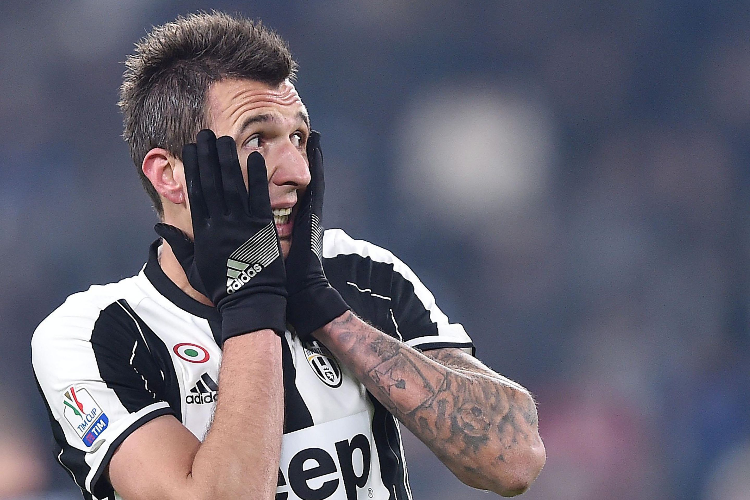 epa05711744 Juventus' Mario Mandzukic reacts during the Italy's Cup soccer match Juventus Fc vs Atalanta Bergamasca Calcio at Juventus Stadium in Turin, Italy, 11 January 2017.  EPA/ALESSANDRO DI MARCO