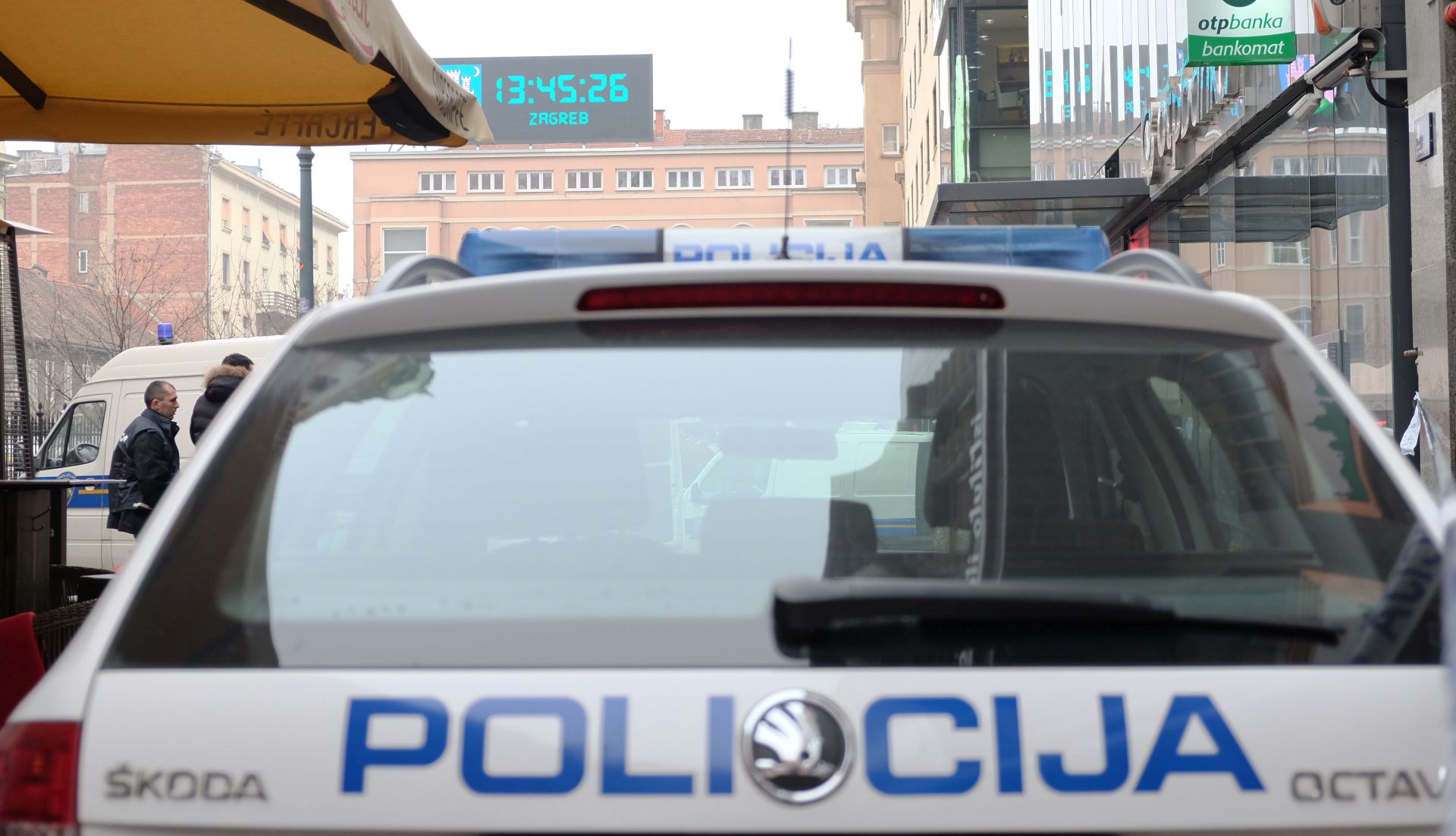 Zagreb, 24.01.2017. - Zagrebačka policija uhitila je muškaraca tereteći ga da je nešto ranije opljačkao poslovnicu OTP banke u središtu Zagreba.
foto HINA / Edvard ŠUŠAK / ml
