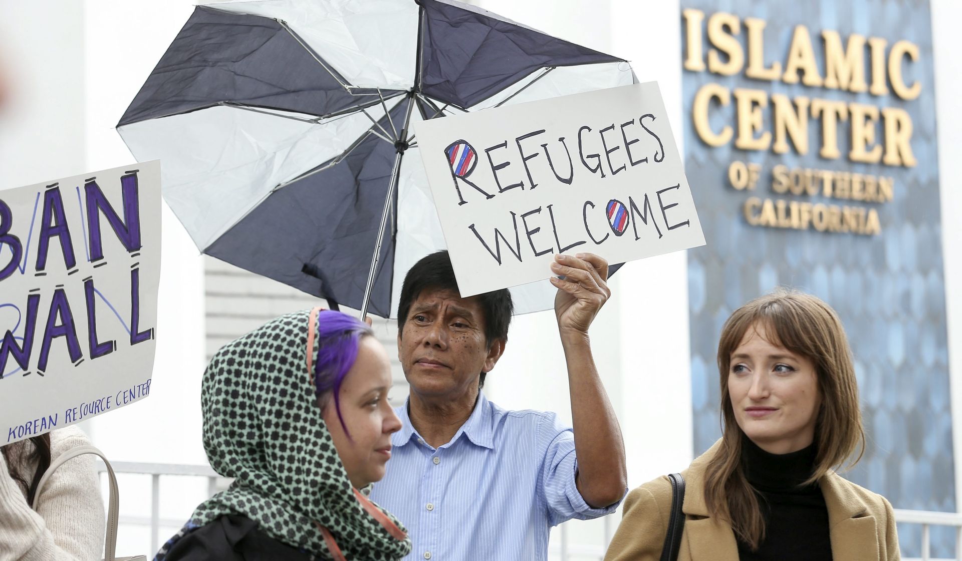 epa05769743 Protesters denounce the US-enacted travel ban from Muslim-majority countries, outside the Islamic Center of Southern California after Friday prayers in Los Angeles, California, USA, 03 February 2017. The demonstrators were taking part in a #WeAreAllAmerica solidarity event bringing together Muslim communities with other migrants from Latin America, Asia and others. President Donald Trump's executive order halts all refugee entry for 120 days and for 90 days bans entry from seven countries: Iran, Iraq, Libya, Somalia, Sudan, Syria and Yemen.  EPA/EUGENE GARCIA
