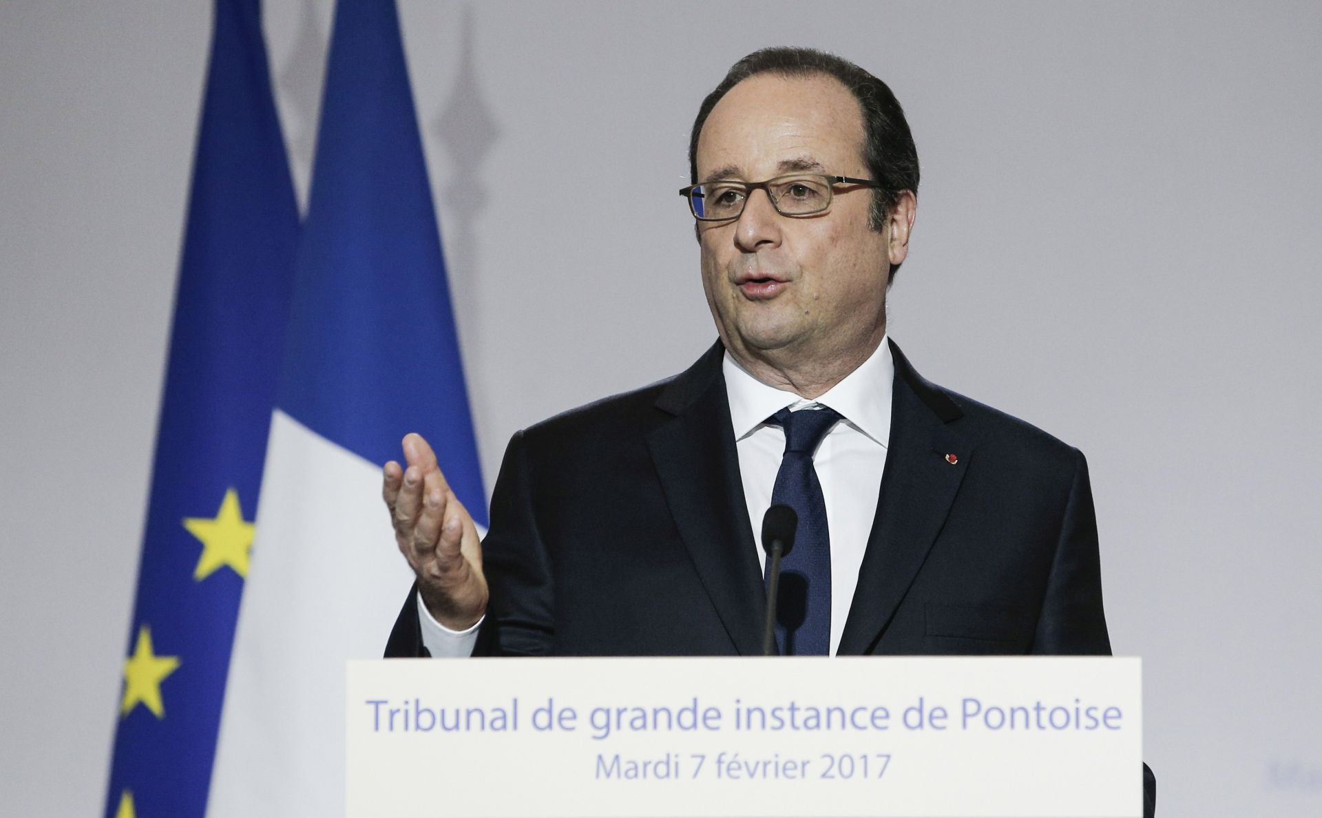 epa05776591 French President Francois Hollande delivers his speech during a visit at the Pontoise courthouse as part of the inauguration of the new 'Streamlined Judicial Service for Citizens' (Service d'Accueil Unique du Justiciable - SAUJ) in Pontoise, north-west Paris, France, 07 February 2017.  EPA/KAMIL ZIHNIOGLU / POOL MAXPPP OUT