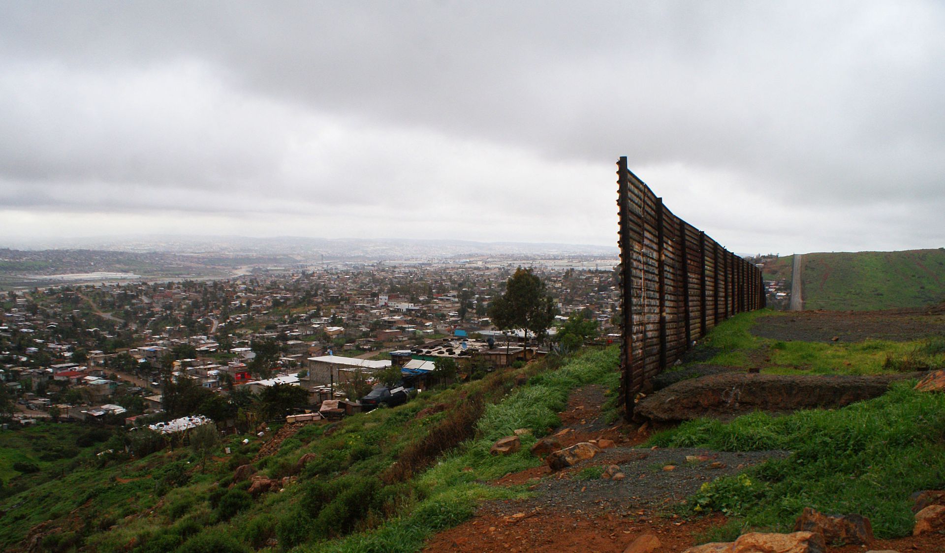 epa05777392 A view of the end of the fence that separates the Mexican (L) and the US territory in Baja California, Mexico, 07 February 2017. Porfirio Hernandez's home, in the Nido de Aguilas (Eagles' Nest) section of Tijuana, is located near a gap in the US-Mexico wall, and it receives frequent visit of immigrants who are in need of water and of help.  EPA/ALEJANDRO ZEPEDA