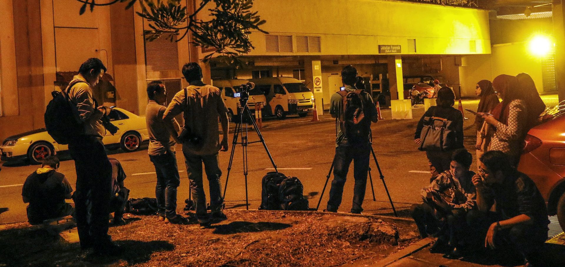 epa05792905 Malaysia media waits outside a mortuary of the Forensic Department of the Putrajaya Hospital, in Putrajaya, Malaysia, 14 February 2017. According to South Korean media reports on 14 February 2017, Kim Jong Nam, the half-brother of North Korean leader Kim Jong-un, has apparently been assassinated by unknown persons at the Kuala Lumpur airport. He reportedly immigrated to China in 1995, and has since then lived there under Chinese protection.  EPA/AHMAD YUSNI