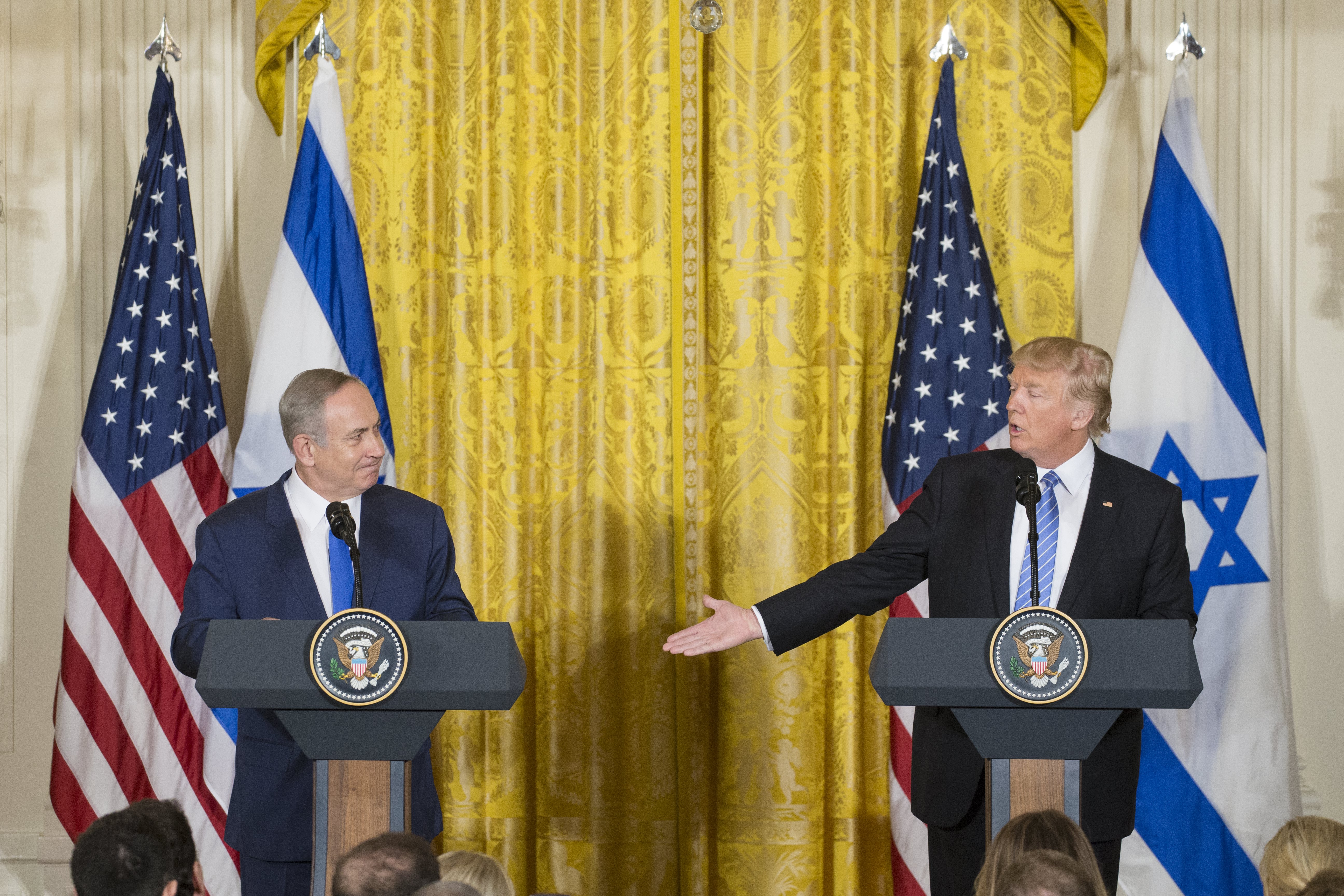 epa05795499 US President Donald J. Trump (R) extends his hand to shake with Israeli Prime Minister Benjamin Netanyahu (L) during a joint press conference in the East Room in of the White House in Washington, DC, USA, 15  February 2017. This is the first official meeting of the two leaders since President Trump has taken office.  EPA/MICHAEL REYNOLDS