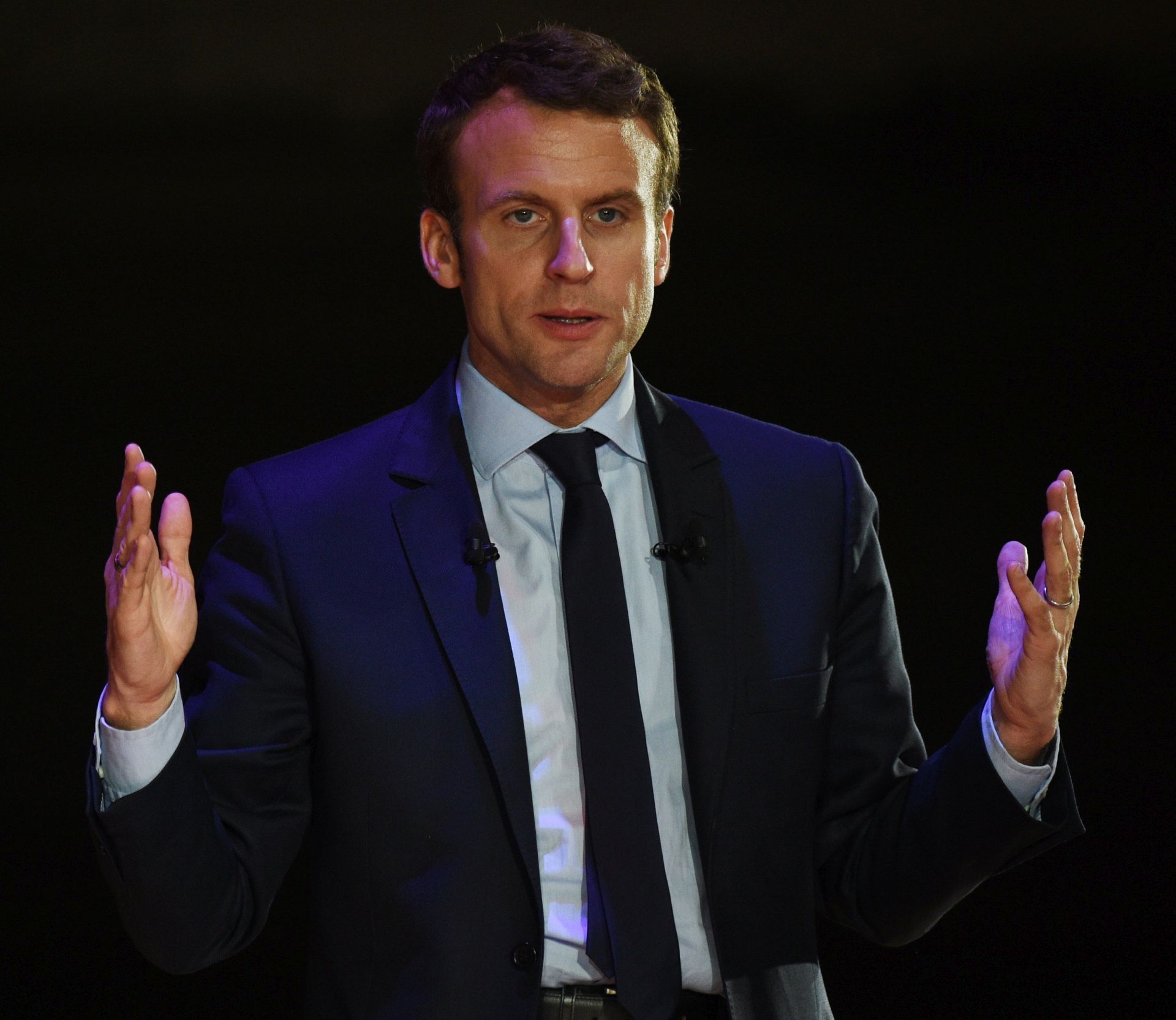 epa05807402 French presidential candidate, Emmanuel Macron speaks to supporters during a rally in the Central Methodist Hall in London, Britain, 21 February 2017.  EPA/FACUNDO ARRIZABALAGA