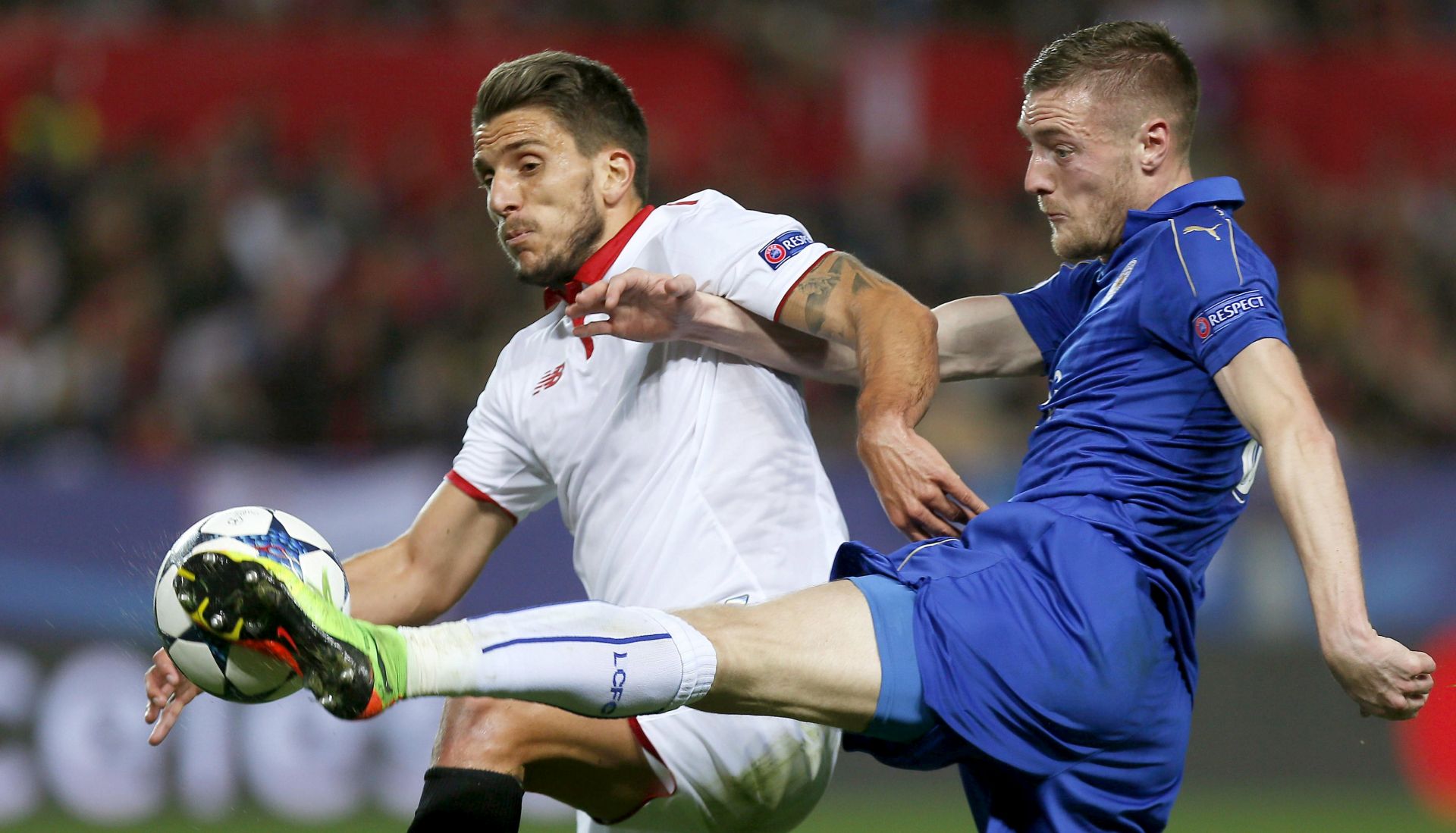 epa05809474 Leicester's Jamie Vardy (R) and Sevilla's Daniel Carrico vie for the ball during the UEFA Champions League round of 16 first leg match between Sevilla and Leicester City, at Ramon Sanchez Pizjuan stadium in Seville, Andalusia, Spain, 22 February 2017.  EPA/JULIO MUNOZ