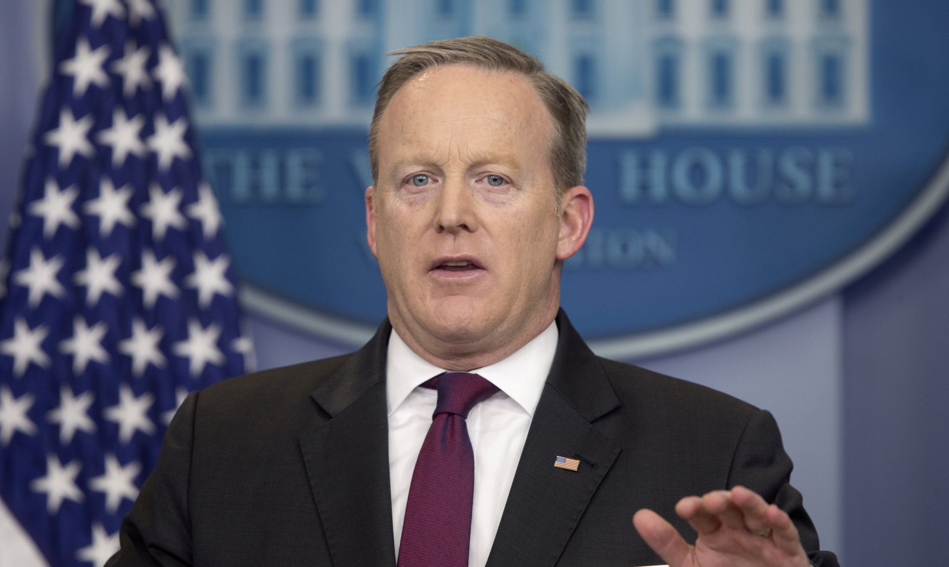 epa05811328 White House Press Secretary Sean Spicer responds to a question from a member of the news media during a news briefing in the James Brady Press Briefing Room at the White House in Washington, DC, USA, 23 February 2017.  EPA/MICHAEL REYNOLDS