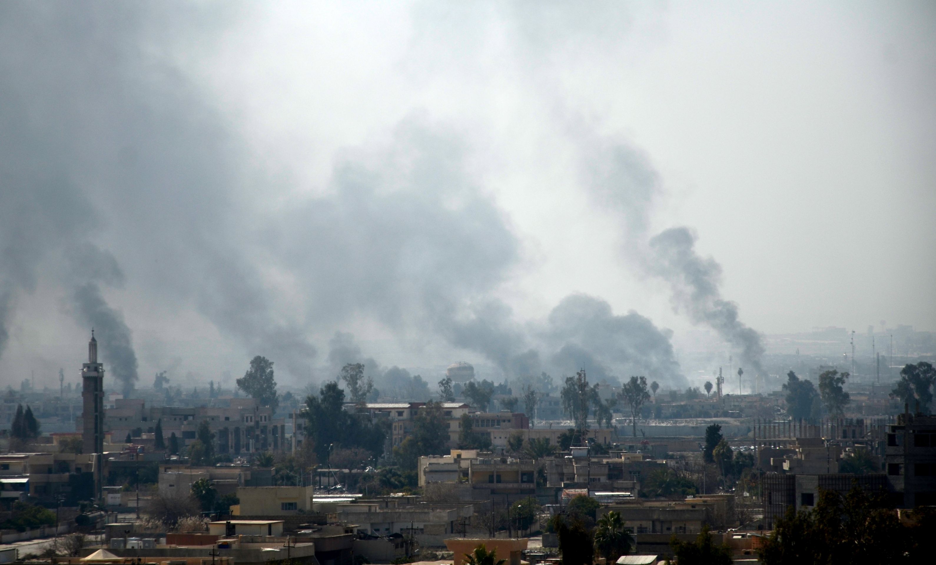 epa05812803 A general view for smoke clouds rising from the western part of Mosul city, Iraq, 24 February 2017. Iraqi military forces on 18 February started an offensive to regain control over the Western part of Mosul city from the Islamic State (IS). The eastern half of the city was completely liberated from the IS militants at the end of January.  EPA/STR