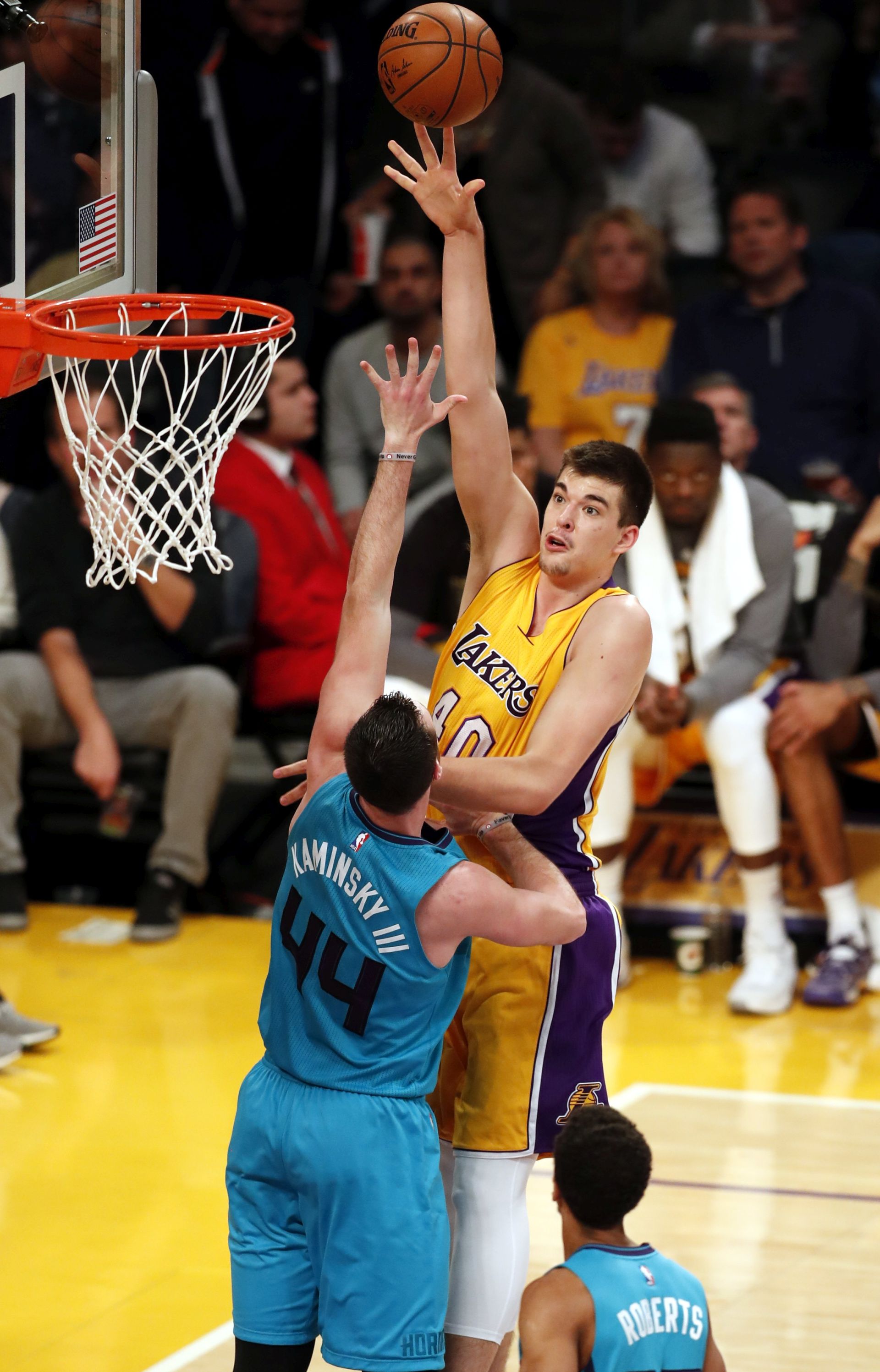 epa05822027 Los Angeles Lakers center Ivica Zubac (R) of Croatia shoots over Charlotte Hornets center Frank Kaminsky III (L) in the first half of their NBA game at Staples Center in Los Angeles, California, USA, 28 February 2017.  EPA/MIKE NELSON