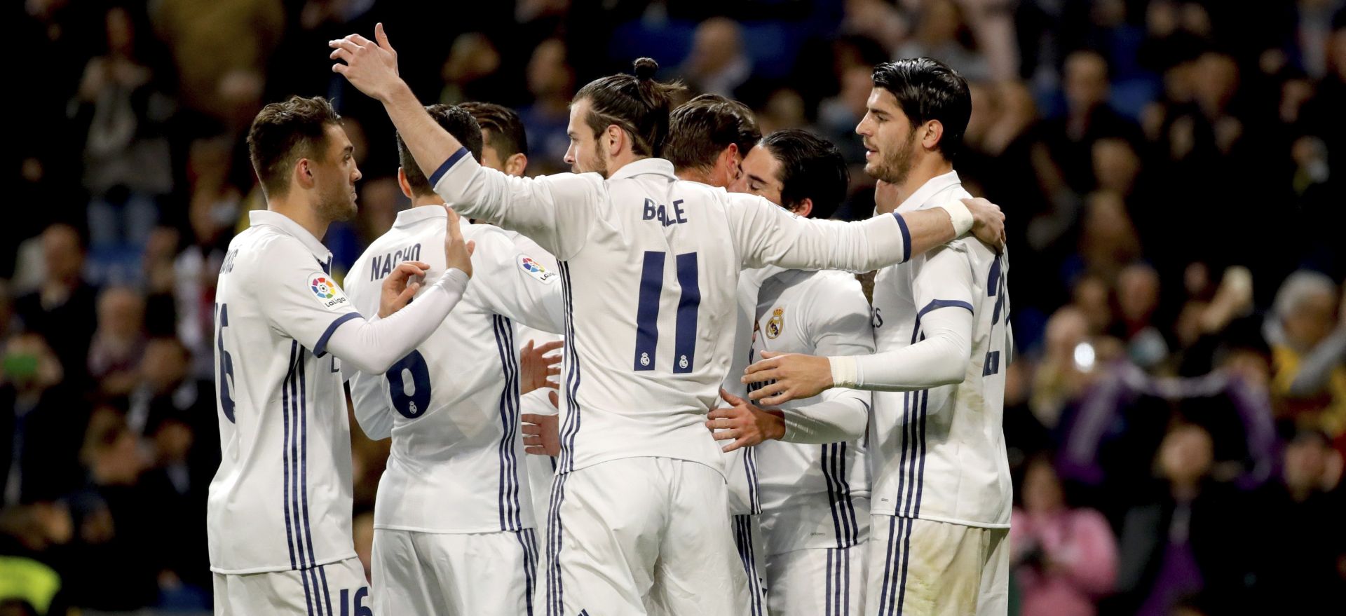 epa05823634 Real Madrid's midfielder Francisco Alarcon 'Isco' (2R) jubilates with his team mates his goal against UD Las Palmas during their Primera Division soccer match played at Santiago Bernabeu stadium in Madrid, Spain on 01 March 2017.  EPA/JUANJO MARTIN
