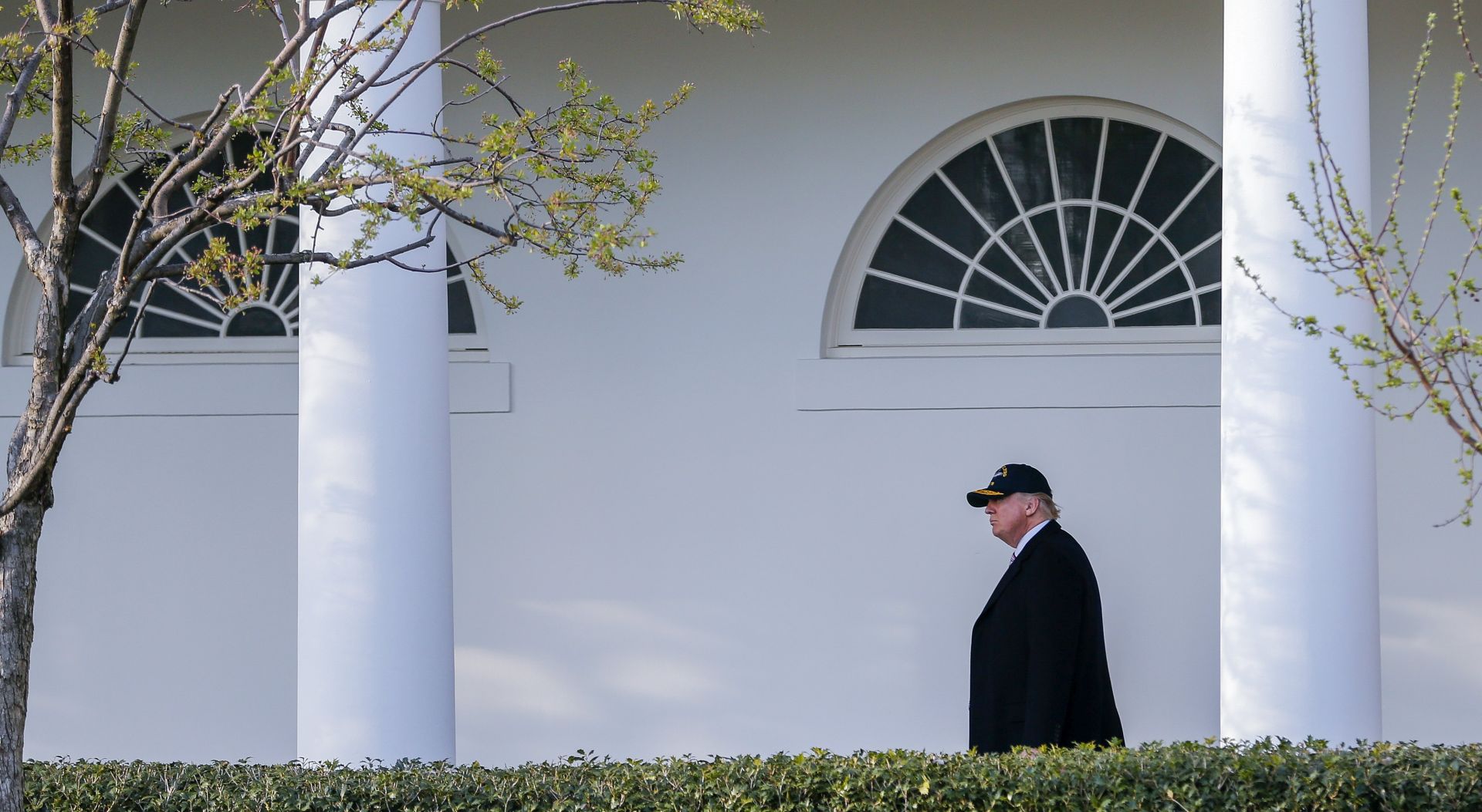 epa05825951 US President Donald J. Trump returns the White House in Washington, DC, USA, 02 March 2017. Trump traveled to Newport News, Virginia to speak aboard the US Navy's aircraft carrier Gerald R. Ford.