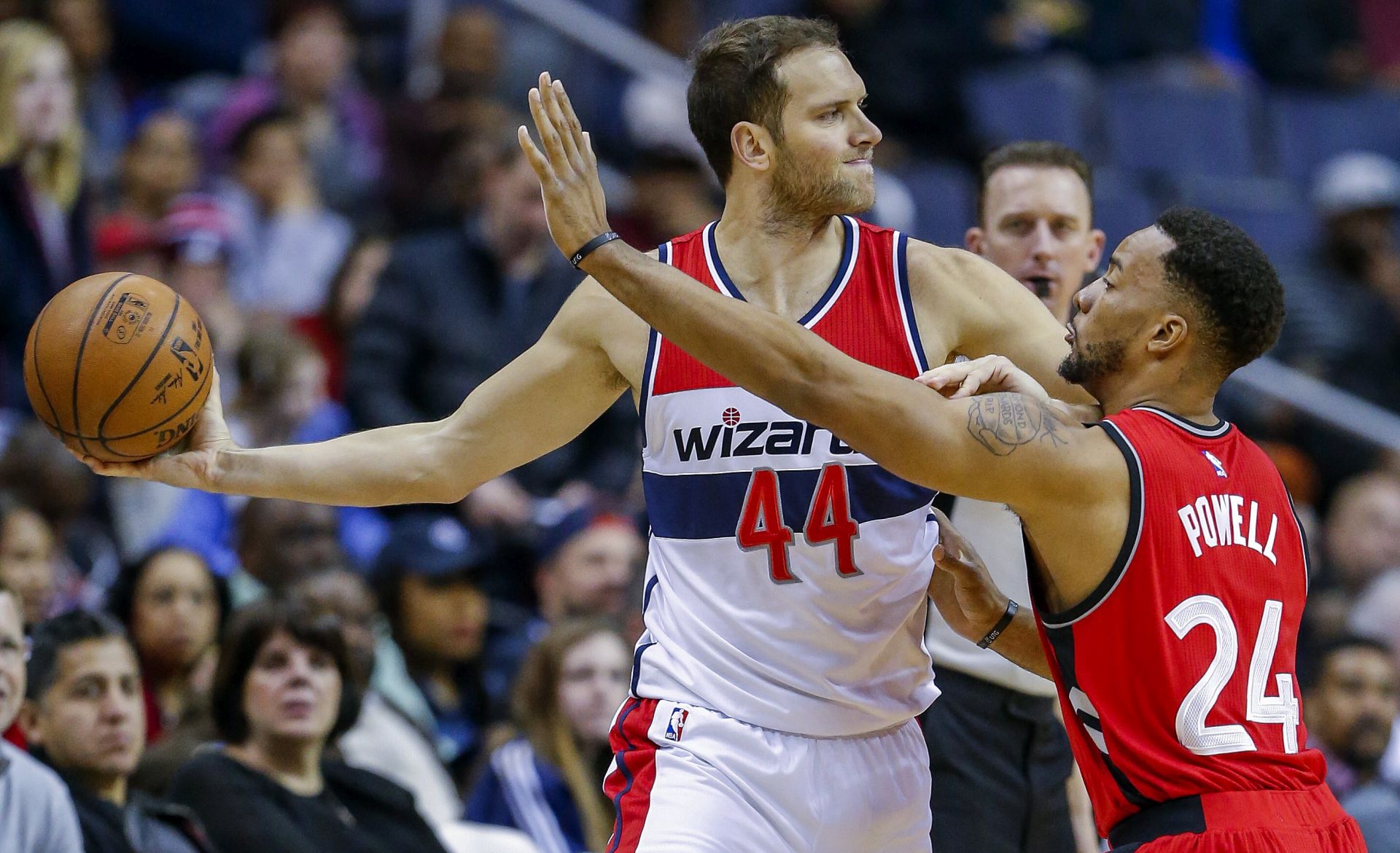 epa05828231 Washington Wizards guard Bojan Bogdanovic (L) of Croatia in action against Toronto Raptors guard Norman Powell (R) during the first half of the NBA basketball game between the Toronto Raptors and the Washington Wizards at the Verizon Center in Washington, DC, USA, 03 March 2017.  EPA/ERIK S. LESSER