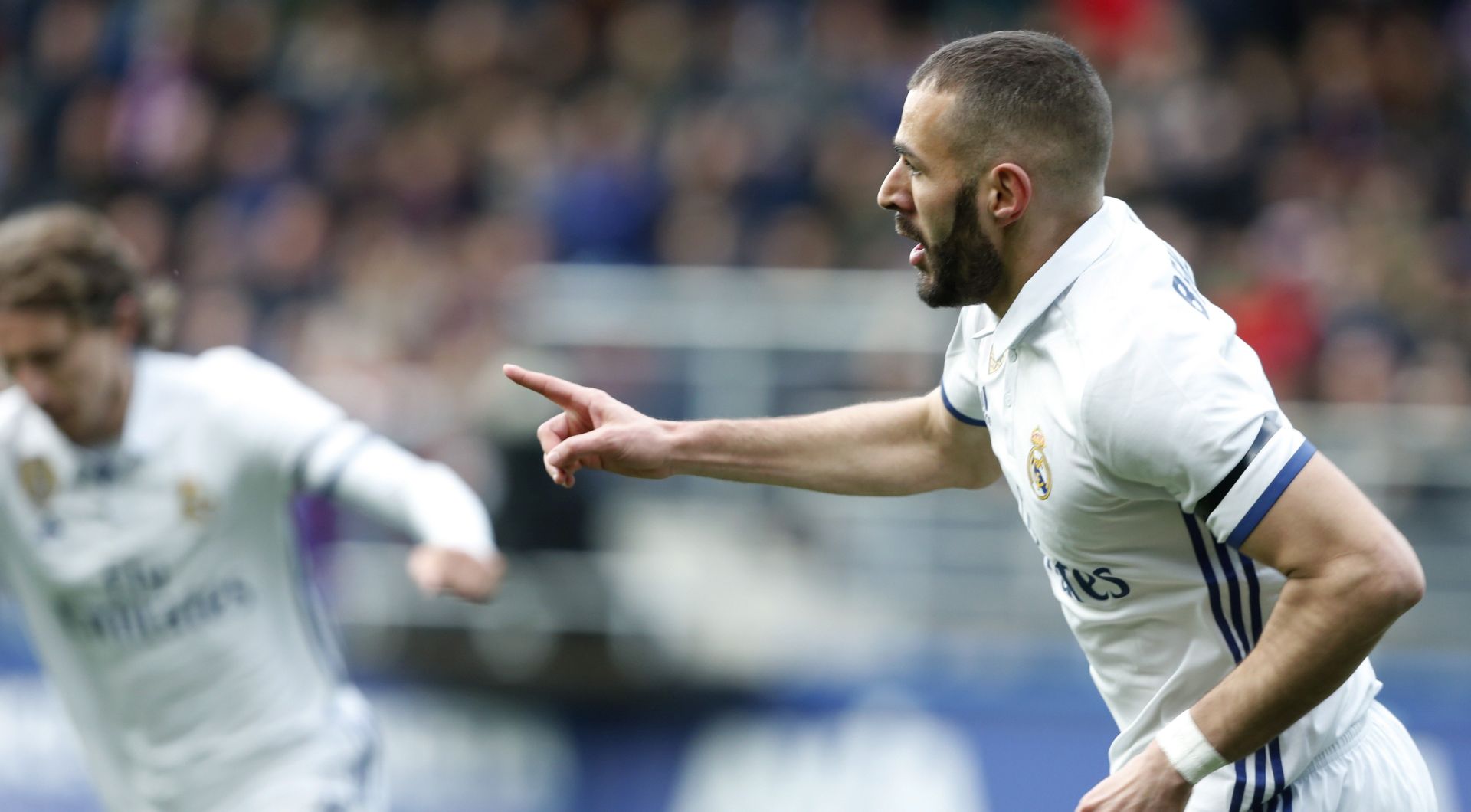 epa05829136 Real Madrid's French striker Karim Benzema celebrates after scoring against Eibar during their Spanish Primera Division soccer match at Ipurua stadium in Eibar, Basque Country, northern Spain, 04 March 2017.  EPA/Juan Herrero
