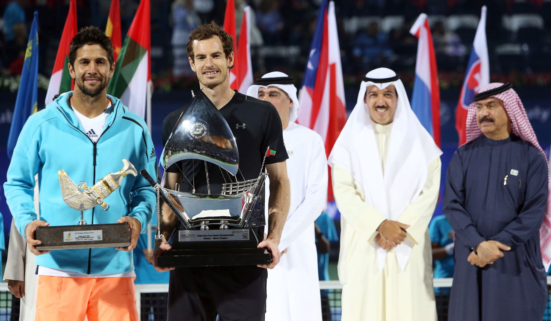 epa05829468 Andy Murray of Great Britain (2L) celebrates with the trophy after winning his final match against Fernando Verdasco of Spain (L) during their final match at the Dubai Duty Free Tennis ATP Championships in Dubai, United Arab Emirates, 04 March 2017.  EPA/PATRICK CASTILLO