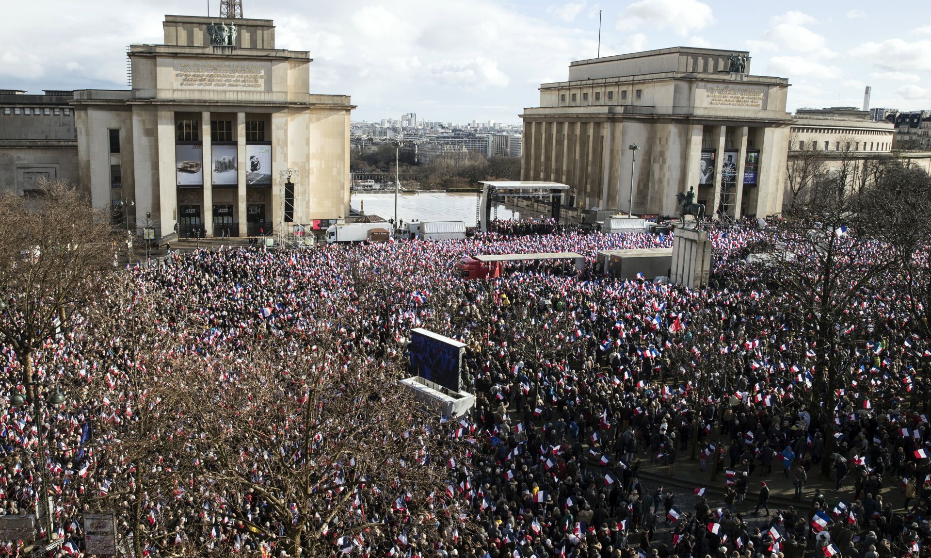 epa05831479 Supporters react as 'Les Republicains' party candidate for the 2017 French presidential elections, Francois Fillon delivers a speech during a meeting organized to support him on the Place du Trocadero in Paris, France, 05 March 2017. For the past few days, the candidate has seen most of his supporters leaving as he is under justice scrutiny. France holds the first round of the 2017 presidential elections on 23 April 2017.  EPA/ETIENNE LAURENT