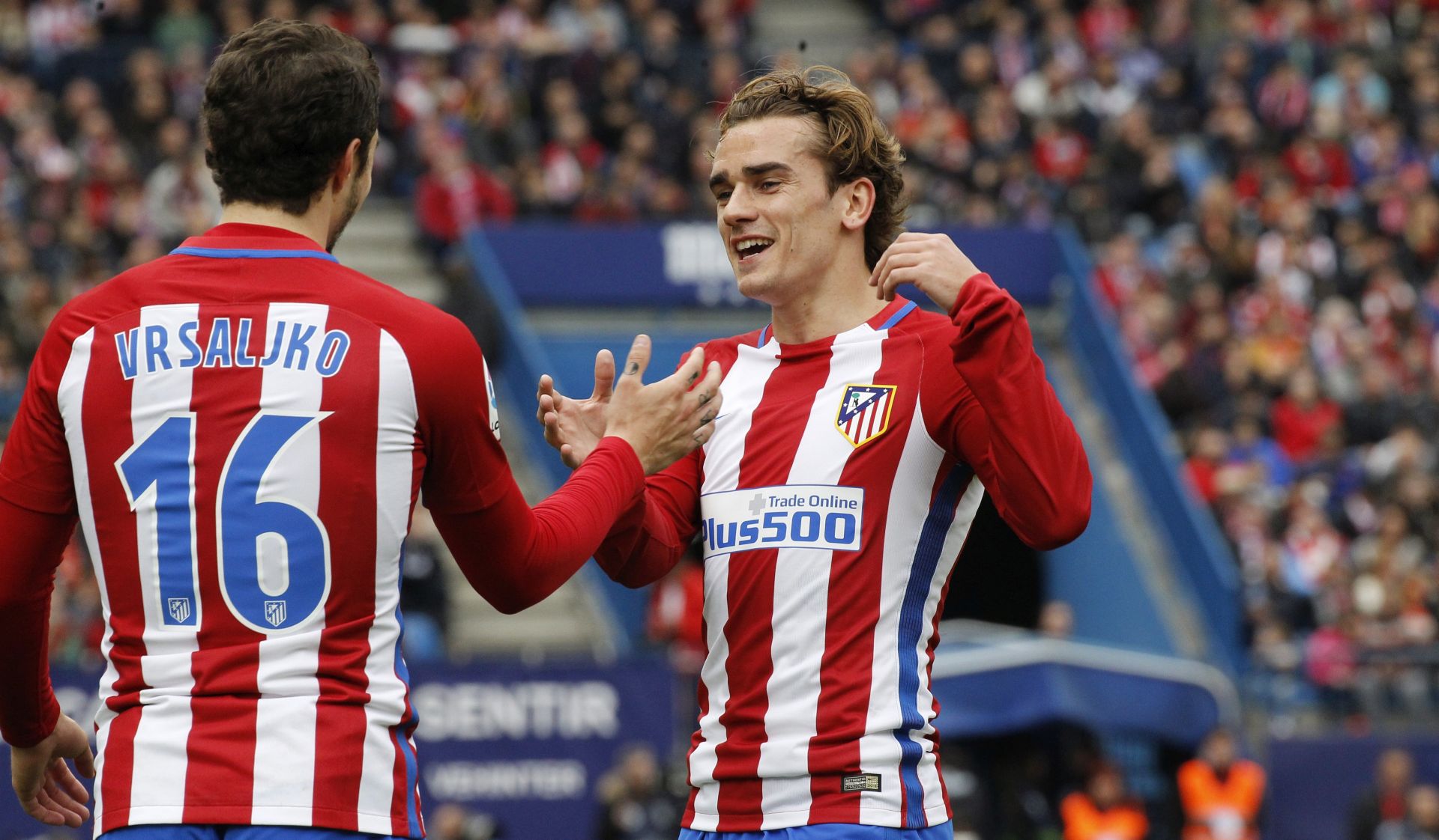 epa05831491 Atletico Madrid's French striker Antoine griezmann (R) shakes hands with Croatian defender Sime Vrsaljko during their Spanish Primera Division soccer match at Vicente Calderon stadium in Madrid, Spain, 05 March 2017.  EPA/VICTOR LERENA
