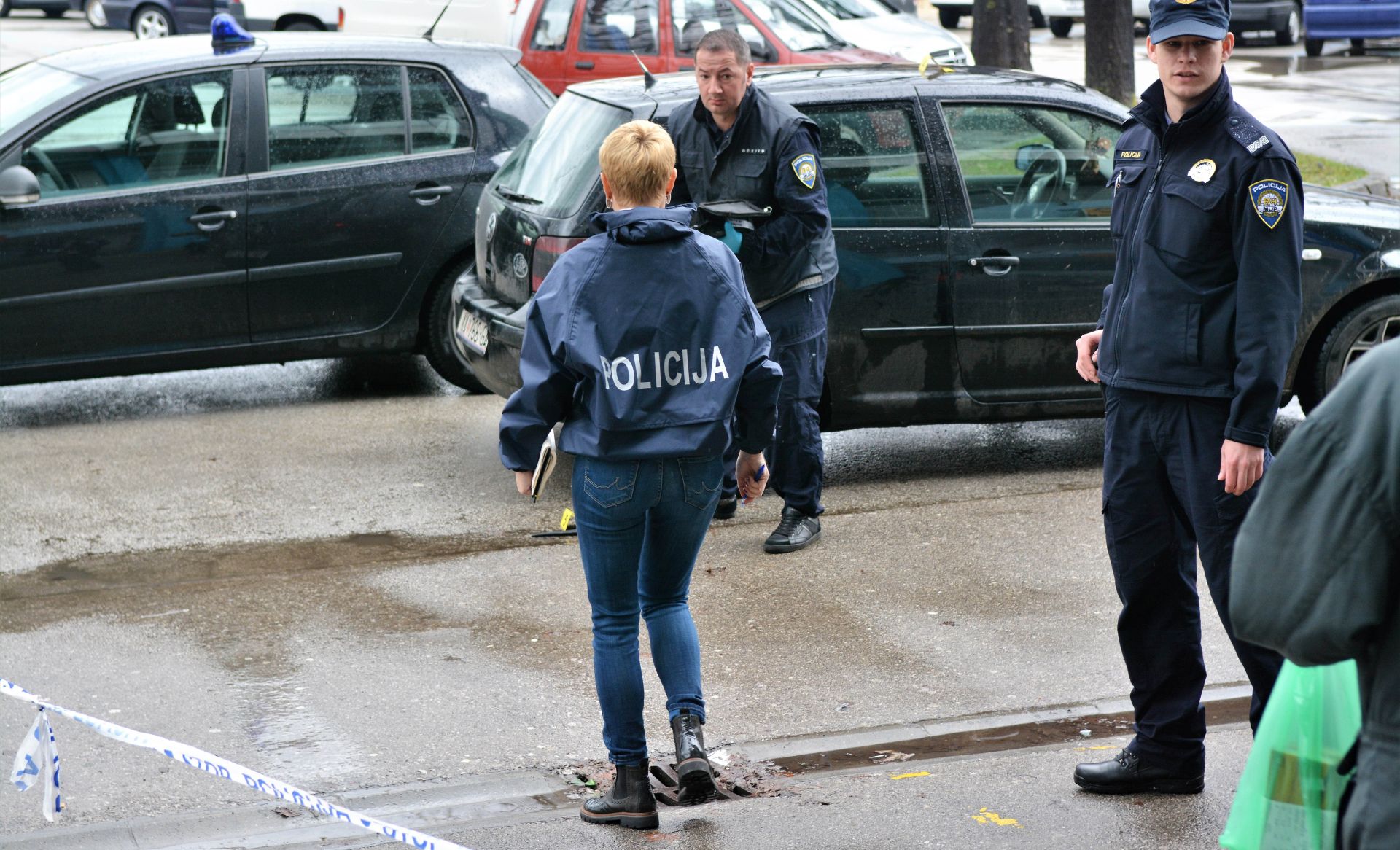 Karlovac, 06.03.2017. - Nedaleko trnice u sreditu Karlovca jednu je enu noem u ponedjeljak oko 10,20 sati ozlijedio mukarac koji je, kako je potvrdila policija, odmah i uhiæen na mjestu dogaðaja. 
foto HINA / Mladen VOLARIÆ / ml