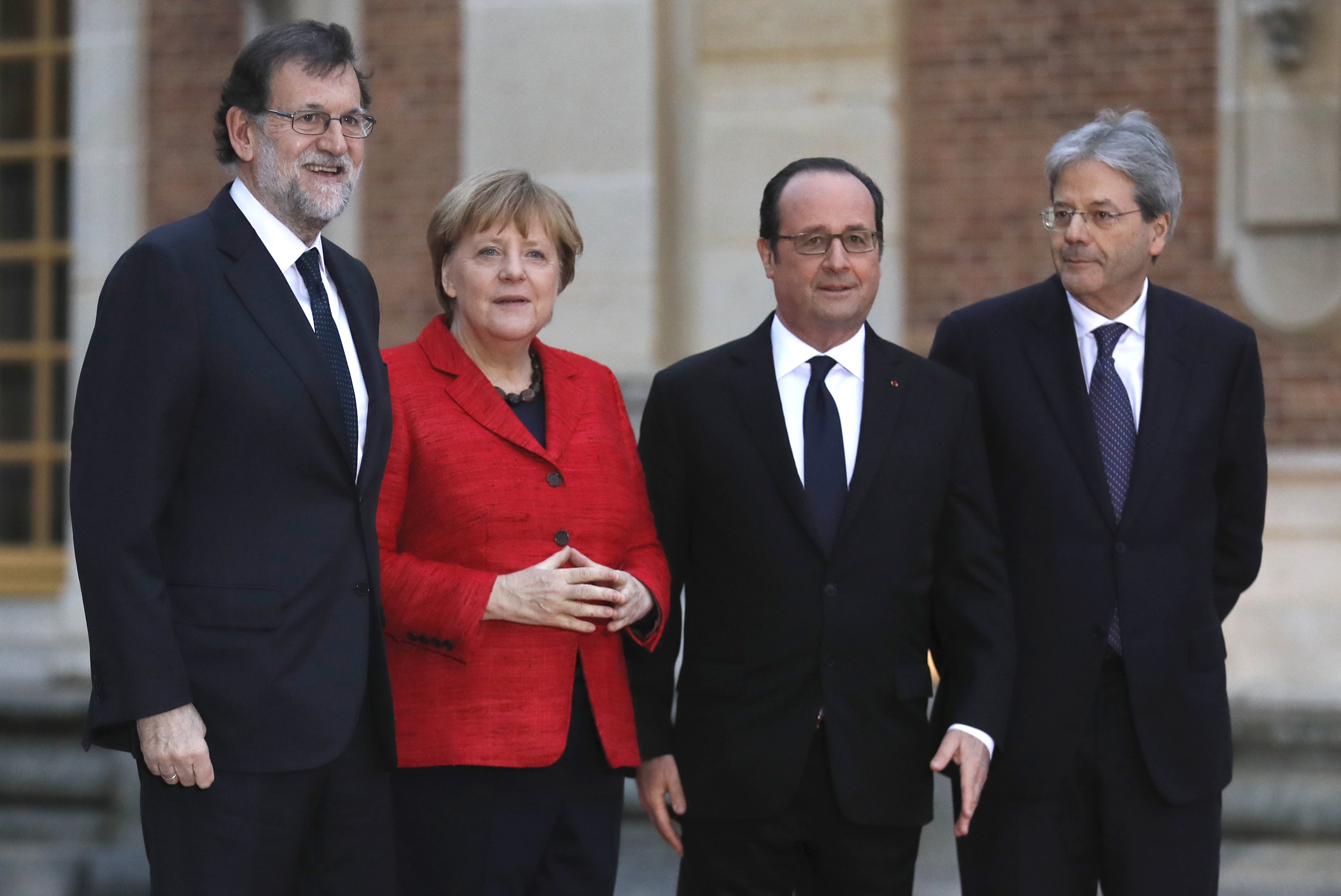epa05833417 (L-R) Spanish Prime Minister Mariano Rajoy, Germany Chancellor Angela Merkel, French President Francois Hollande and Italian Prime Minister Paolo Gentiloni pose for a group picture as they arrive for a summit gathering heads of state from France, Germany, Spain and Italy, in Versailles, near Paris, France, 06 March 2017. The Versailles summit comes in preperation for a meeting of EU leaders on 25 March in Rome to to mark the 60th anniversary of the Treaty of Rome.  EPA/ETIENNE LAURENT