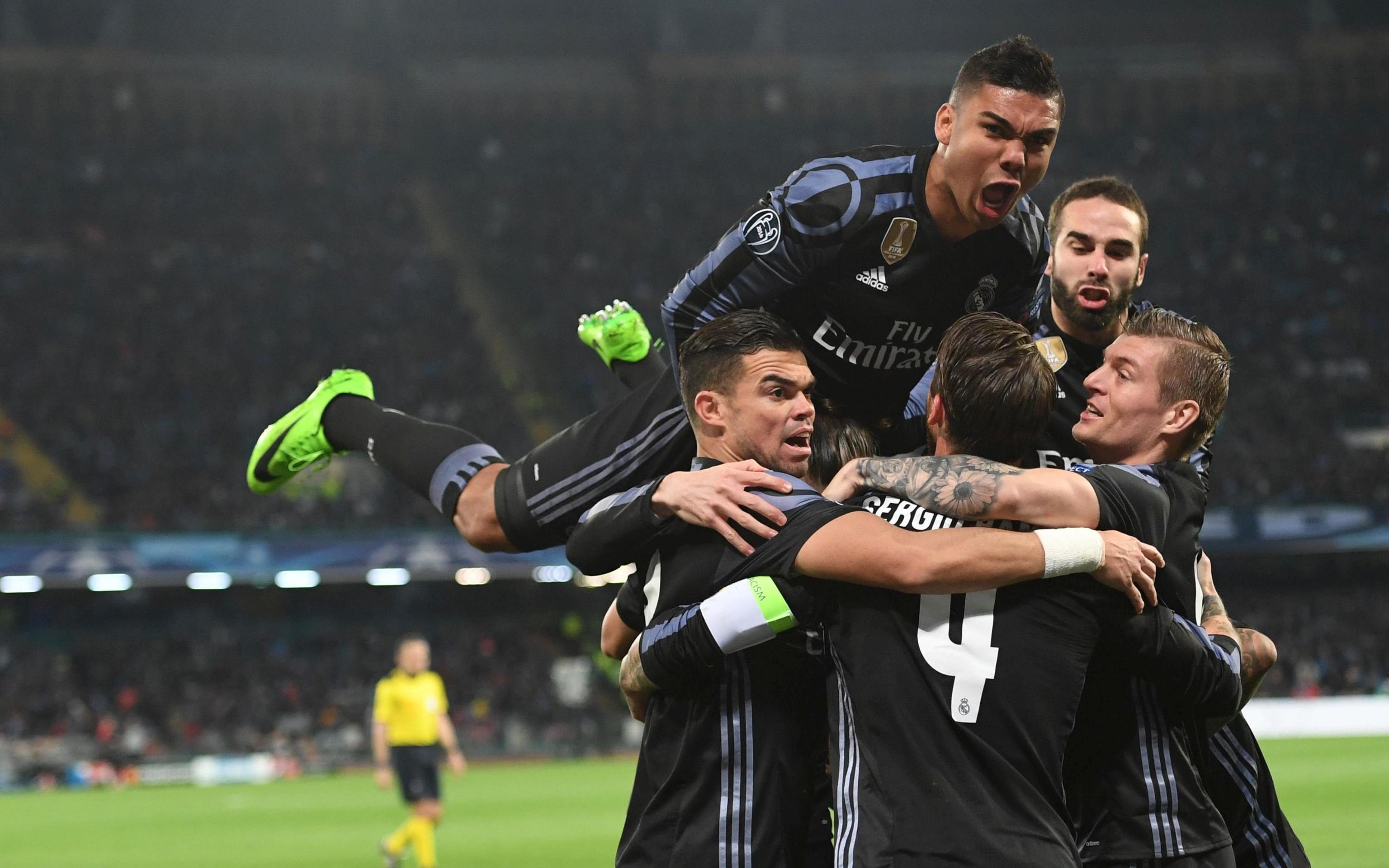 epa05835283 Real Madrid's Sergio Ramos (C) jubilates with his teammates after scoring a goal during the UEFA Champions League round of 16 second leg soccer match SSC Napoli vs Real Madrid CF at San Paolo stadium in Naples, Italy, 07 March 2017.  EPA/CIRO FUSCO