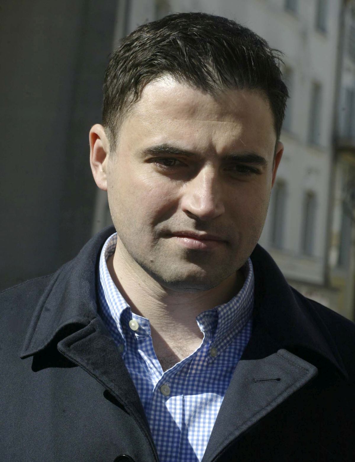Rijeka, 08.03.2017. - Rijeèki SDP tradicionalno je na Meðunarodni dan ena na Korzu darivao ene ruama. Na slici predsjednik SDP-a Davor Bernardiæ daje izjave za medije.
foto HINA / Miljenko KLEPAC / ml