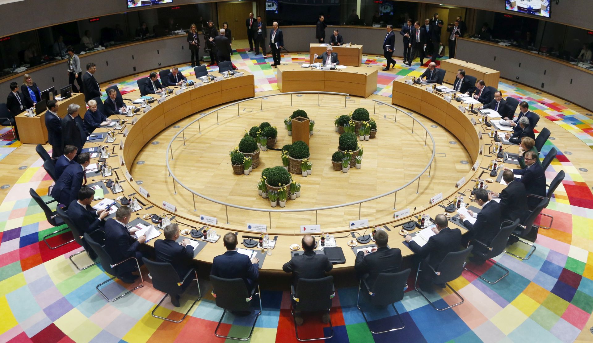 epa05840440 A general view of leaders sitting around the table as they attend the European Union leaders summit in Brussels, Belgium, 10 March 2017.  European leaders will mainly focus on Brexit during the two-day summit after the European Council re-elected Donald Tusk as its president for a second term on 09 March 2017.  EPA/FRANCOIS LENOIR / POOL
