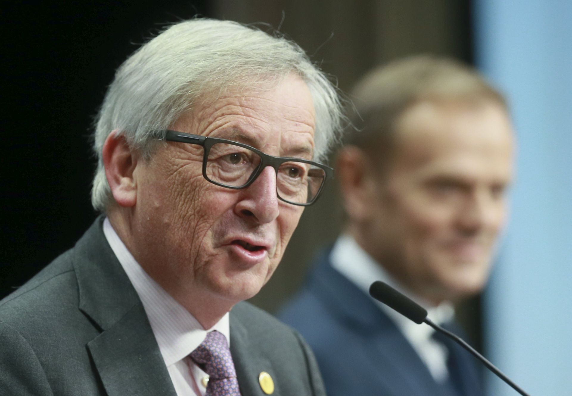 epa05840706 EU Commission President Jean-Claude Juncker (L) and European Council President Donald Tusk (R) give a press briefing at the end of the second day of the European spring summit in Brussels, Belgium, 10 March 2017.  EPA/OLIVIER HOSLET